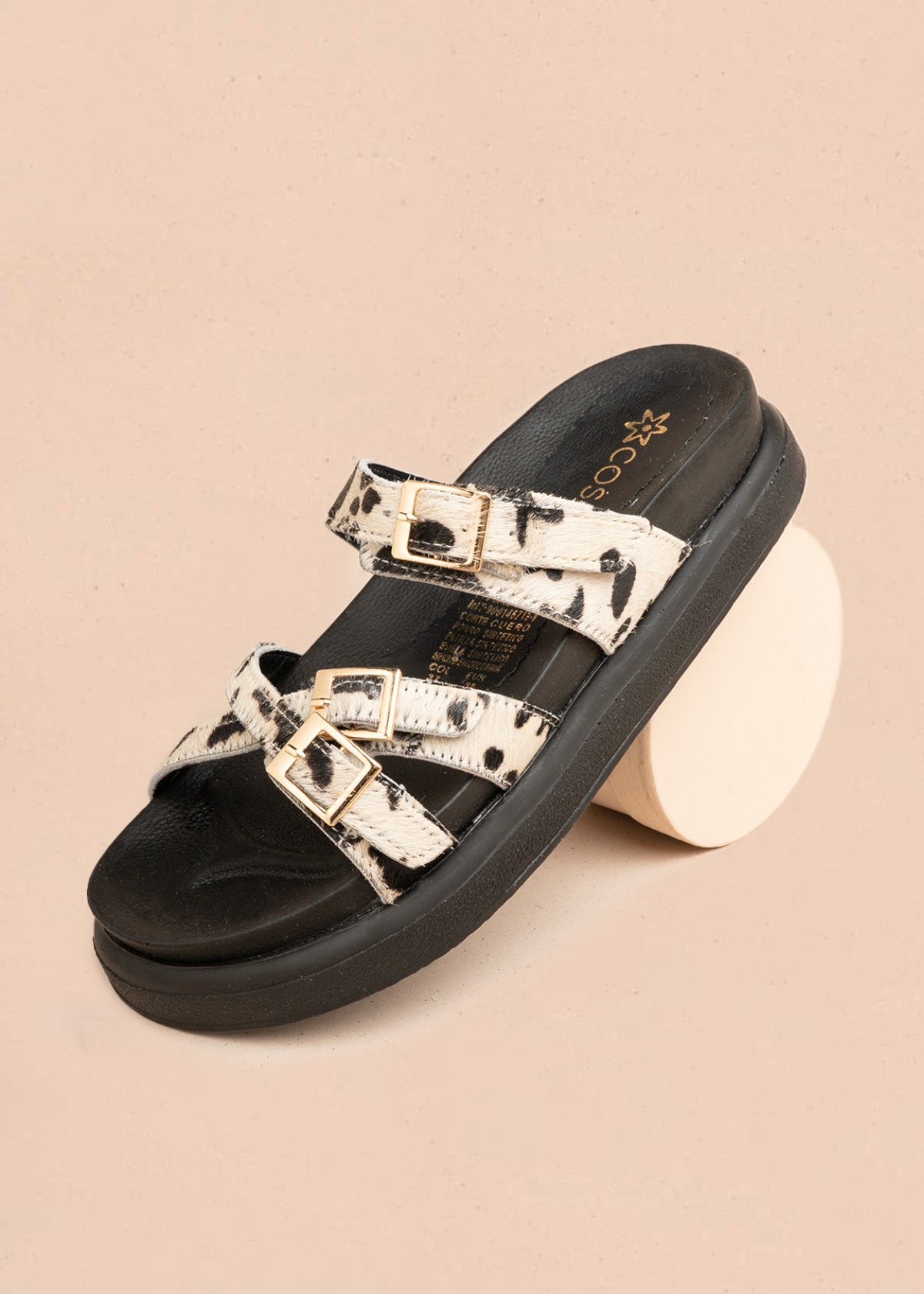 Sandalia plana en cuero animal print con hebillas doradas 107091