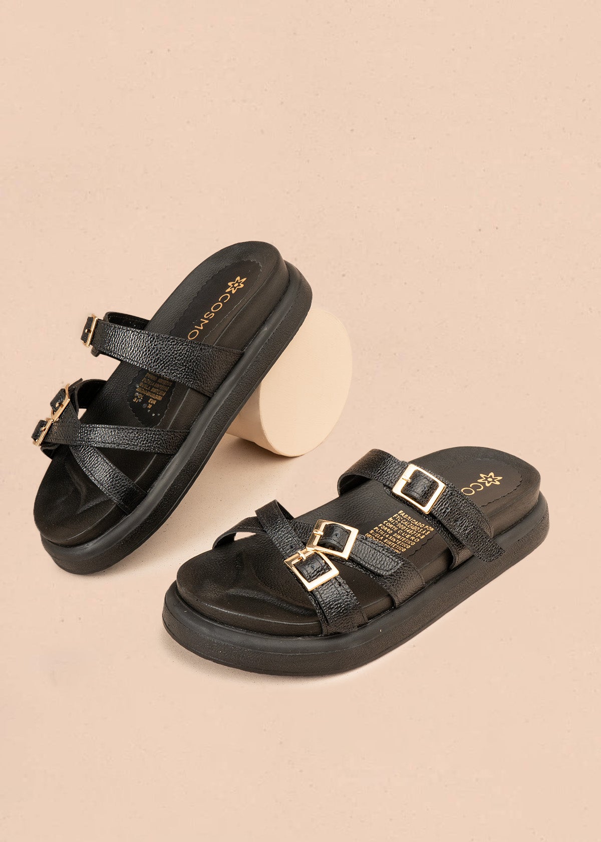 Sandalia plana en cuero color negro con hebillas doradas 107091