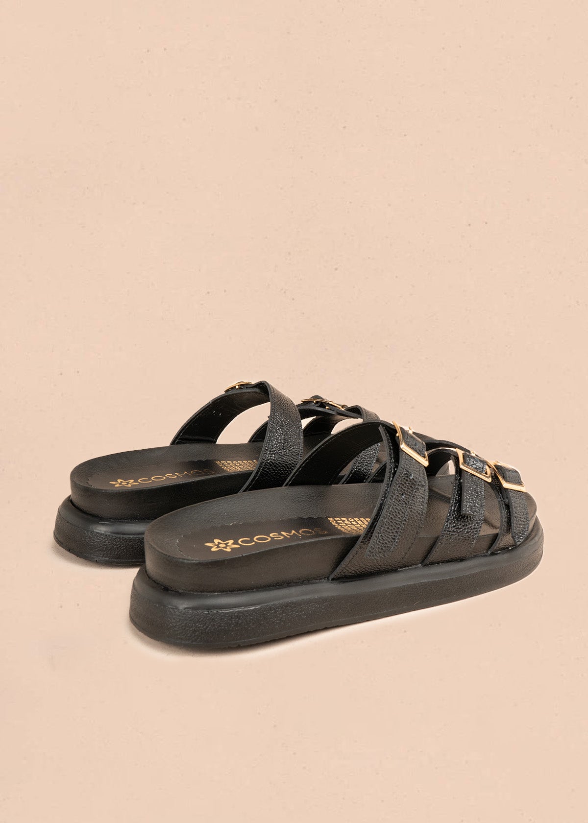 Sandalia plana en cuero color negro con hebillas doradas 107091