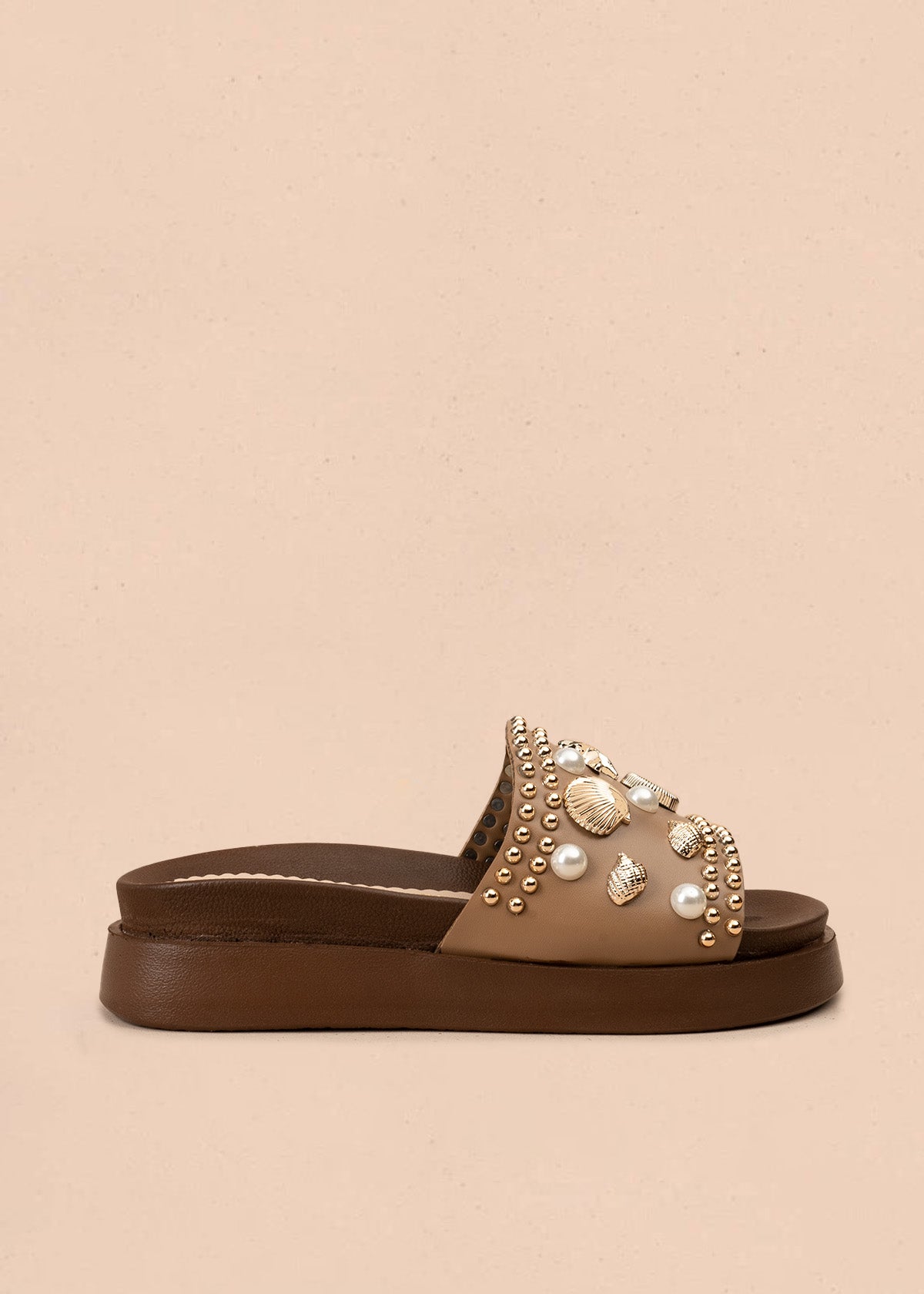 Sandalia plana color camel con dijes marinos 107092