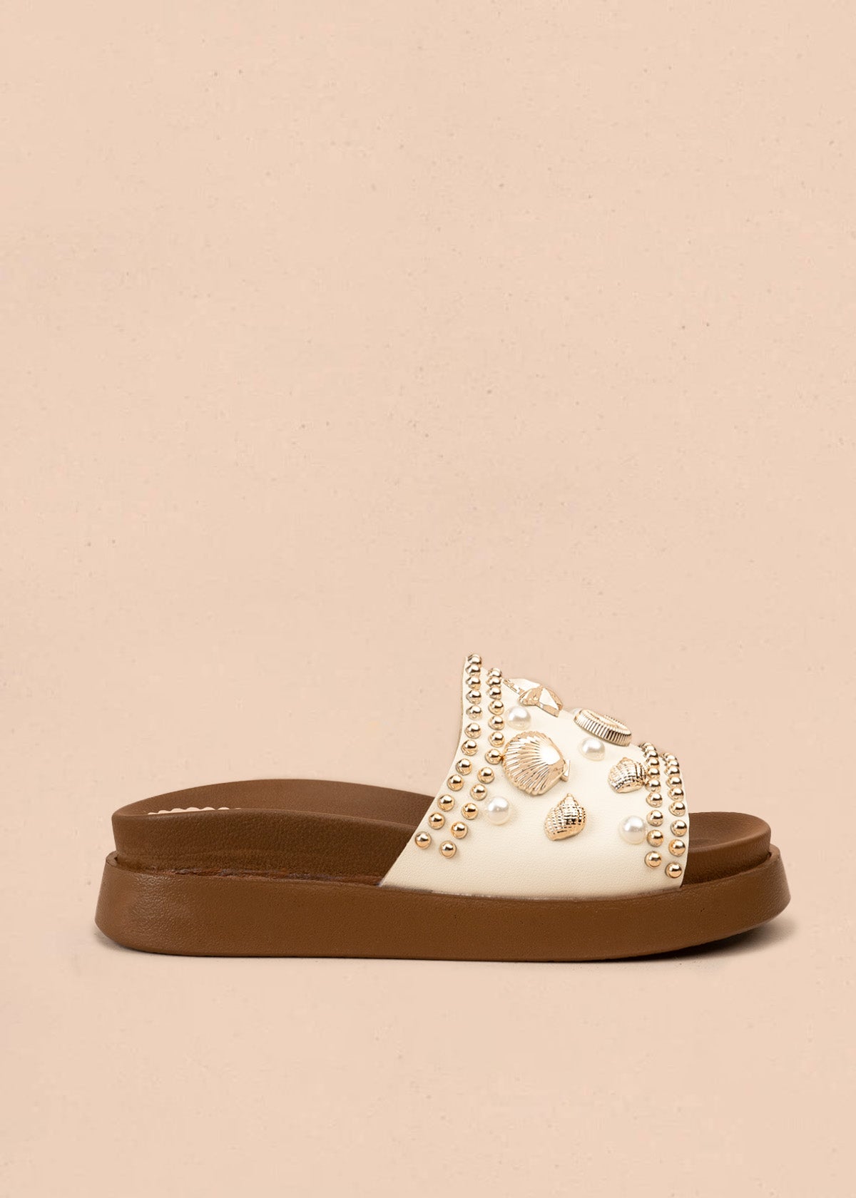 Sandalia plana color talco con dijes marinos 107092