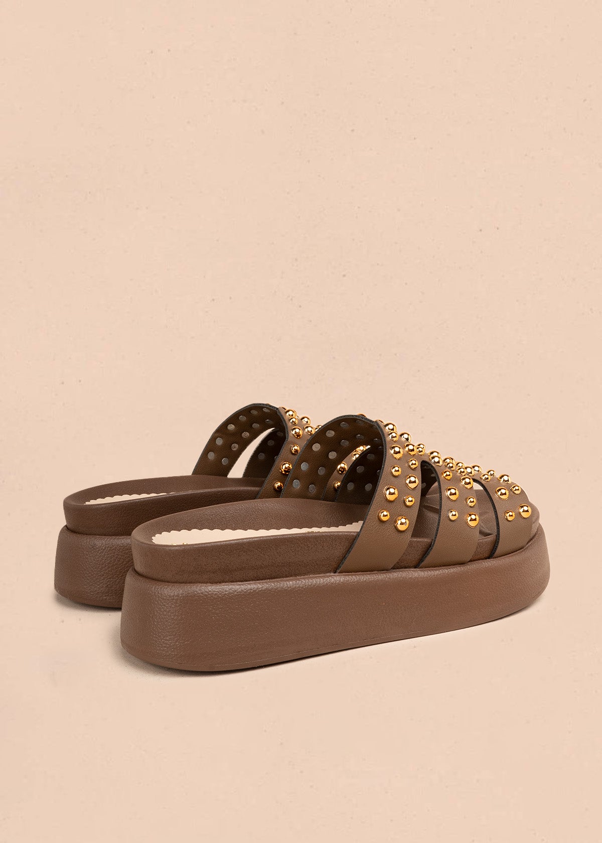 Sandalia plana color café con taches dorados 107093