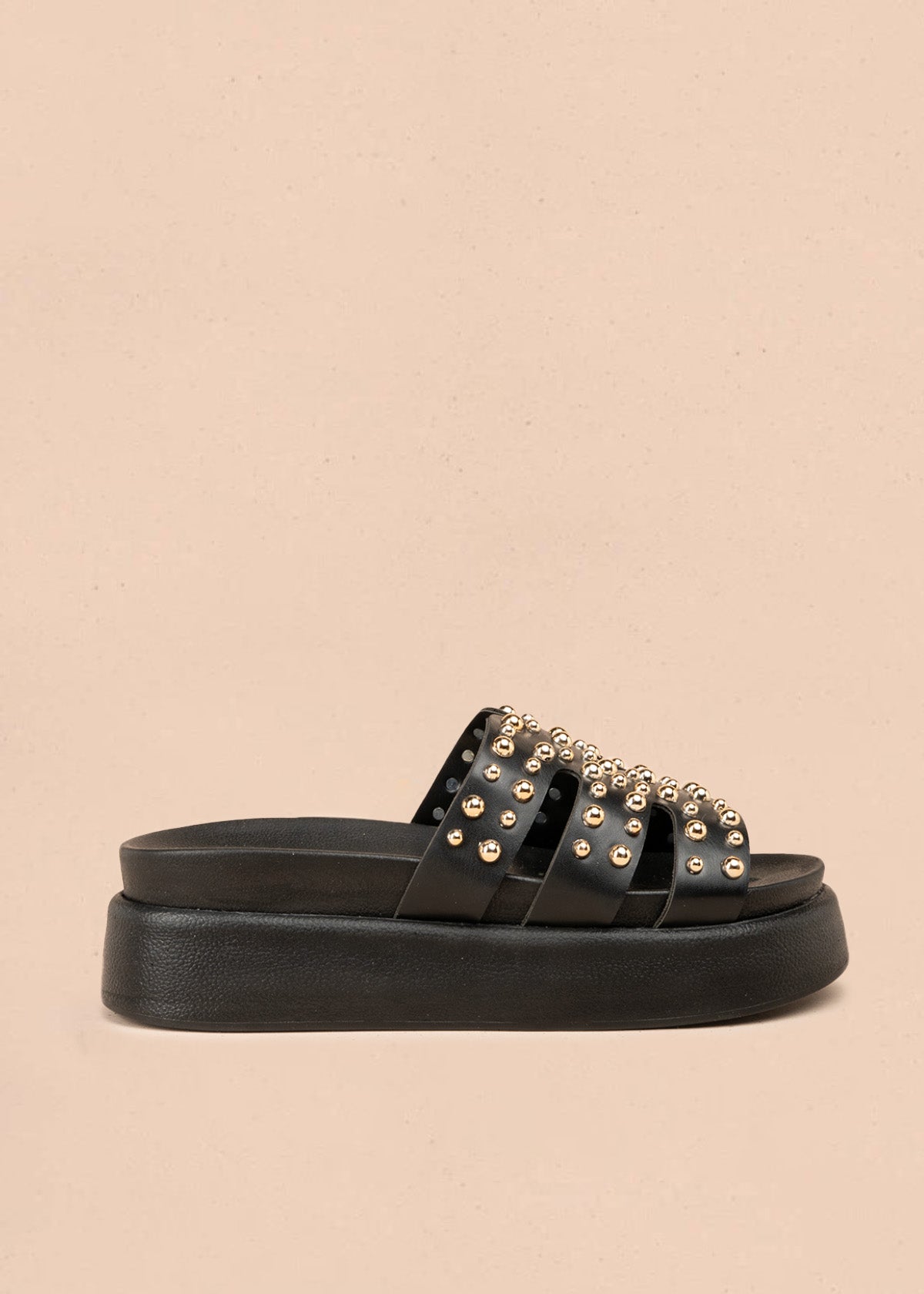 Sandalia plana color negro con taches dorados 107093