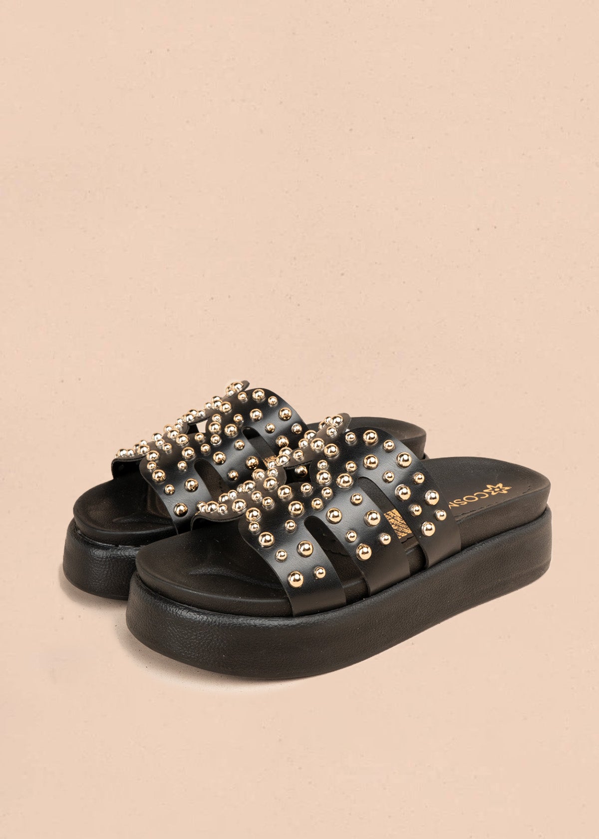 Sandalia plana color negro con taches dorados 107093