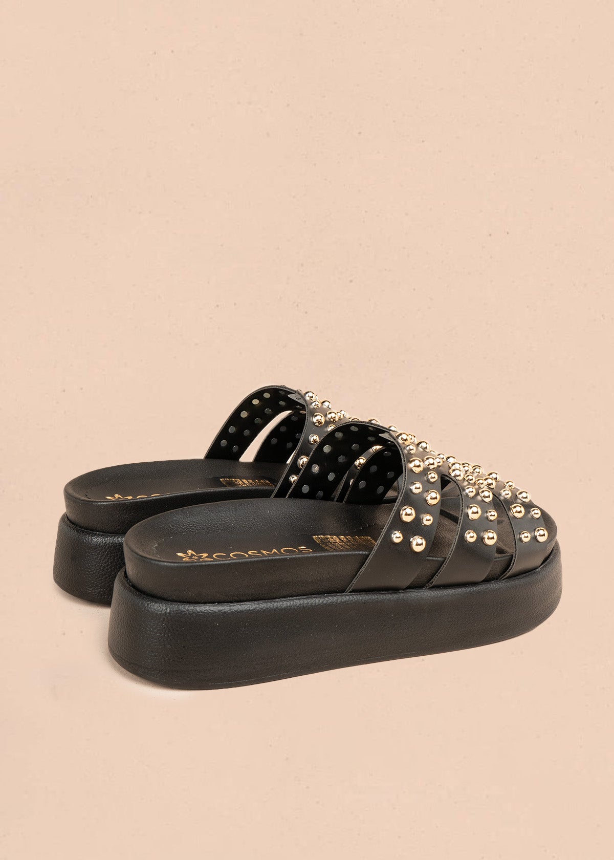 Sandalia plana color negro con taches dorados 107093