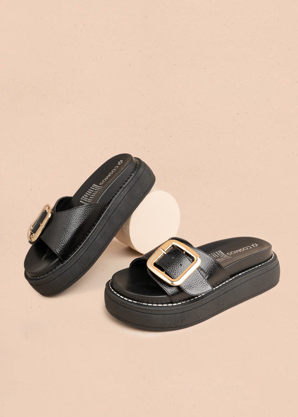 Sandalia plana en cuero color negro con hebilla y tiras cruzadas 107098