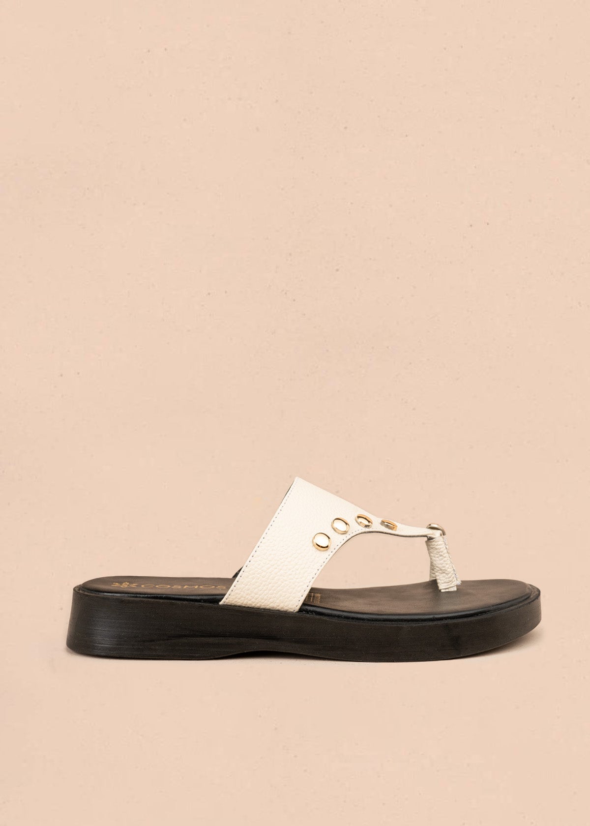 Sandalia plana de cuero color beige con tachas doradas 107104