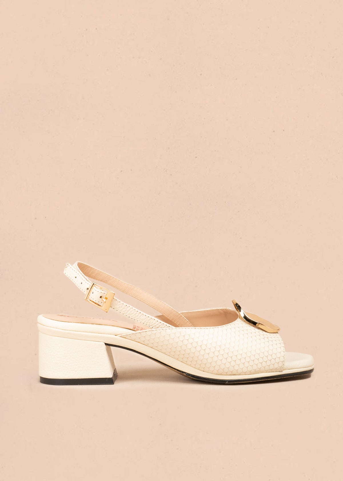 Sandalia con tacón en cuero color blanco con adorno dorado y hebilla 107108