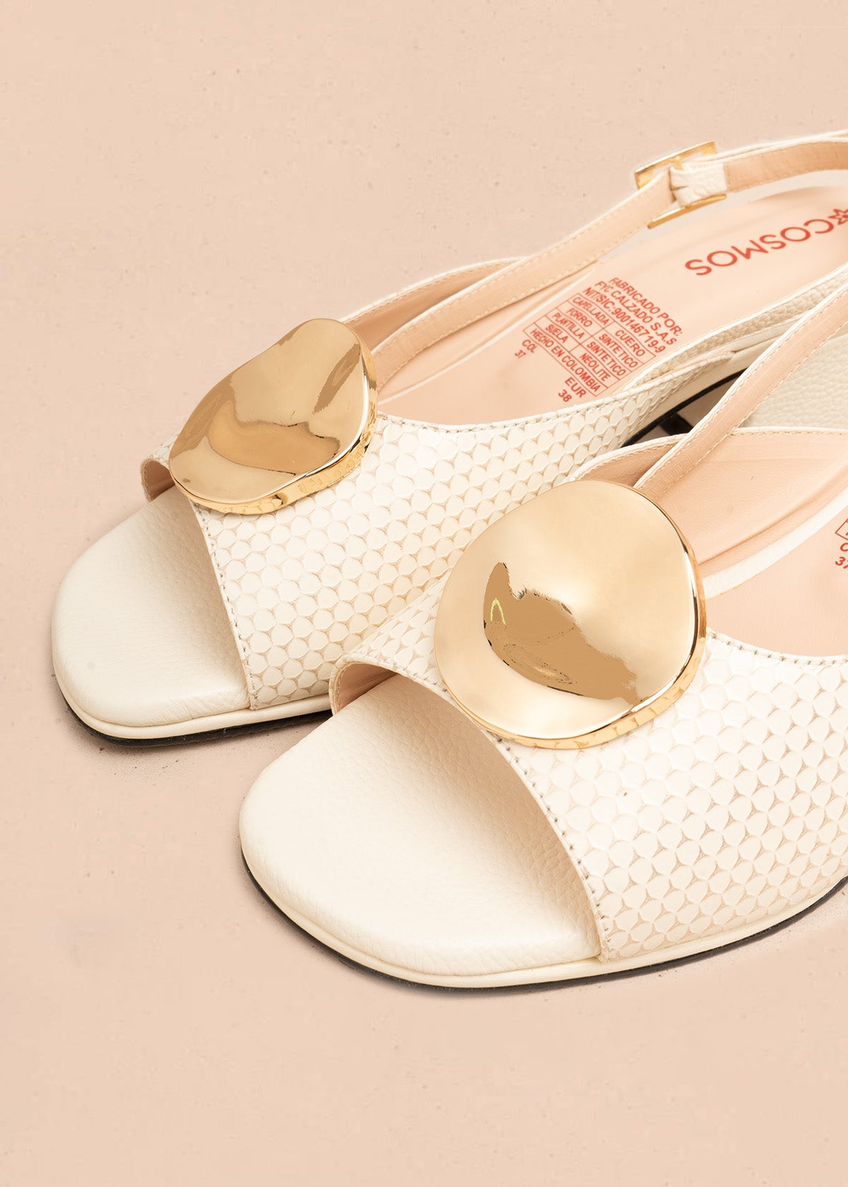 Sandalia con tacón en cuero color blanco con adorno dorado y hebilla 107108