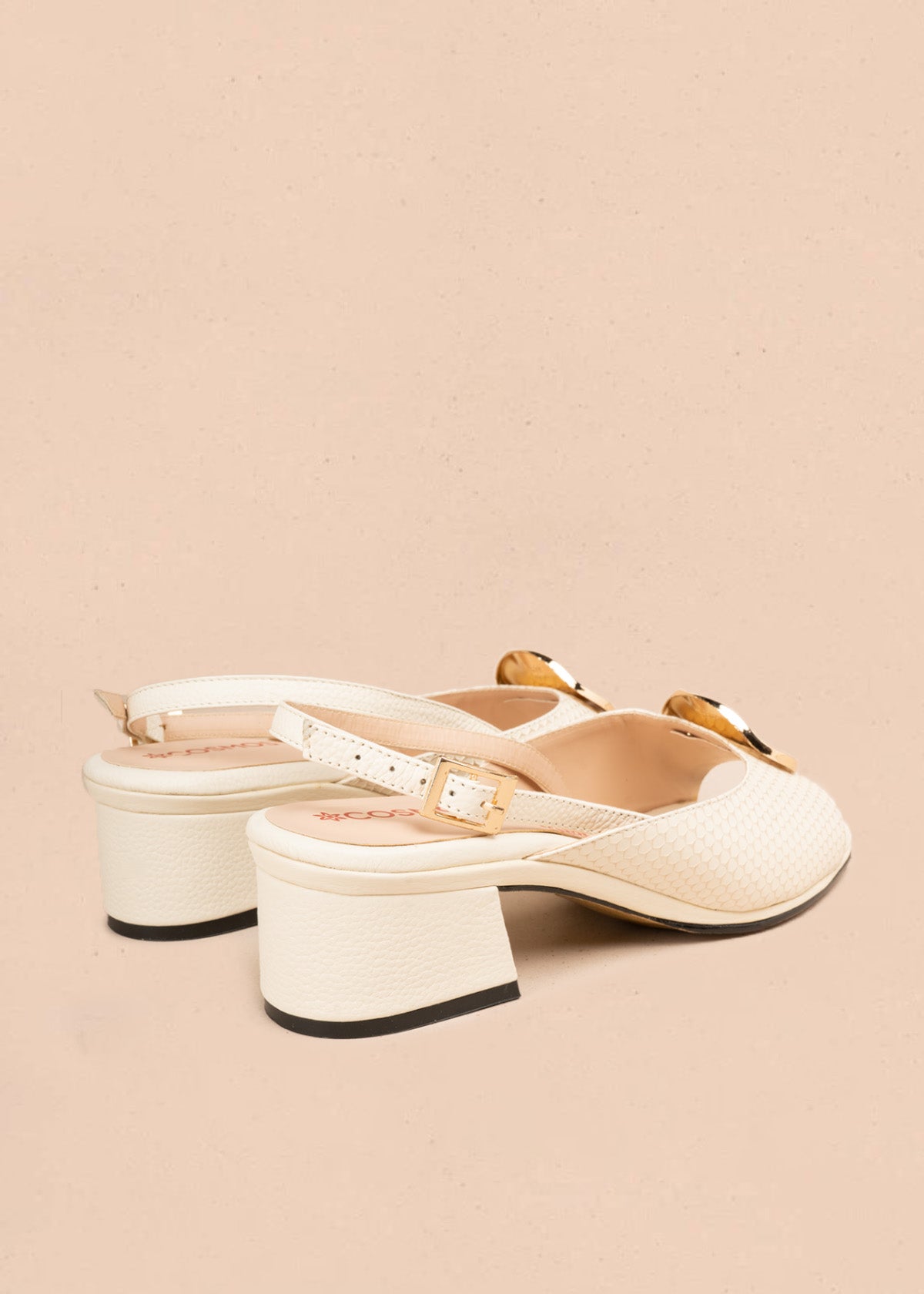 Sandalia con tacón en cuero color blanco con adorno dorado y hebilla 107108