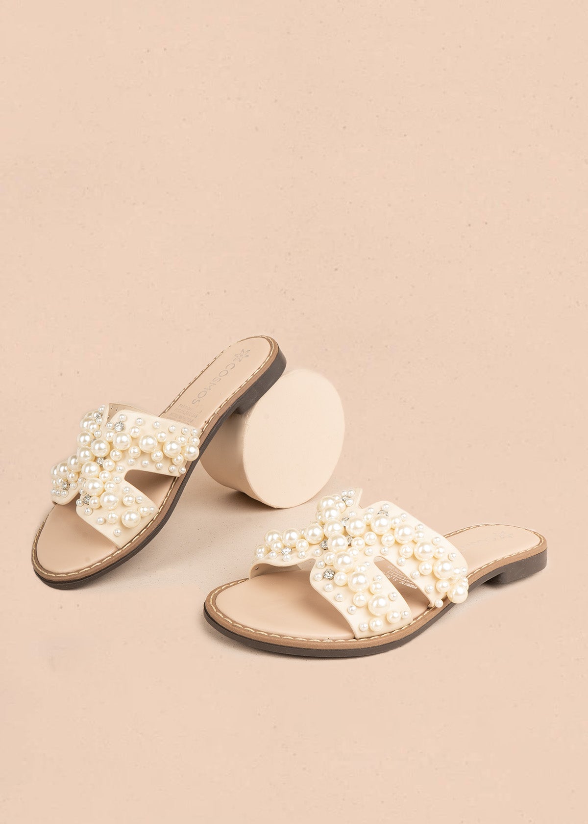 Sandalia plana en polipiel color beige con tiras cruzadas y perlas 107115