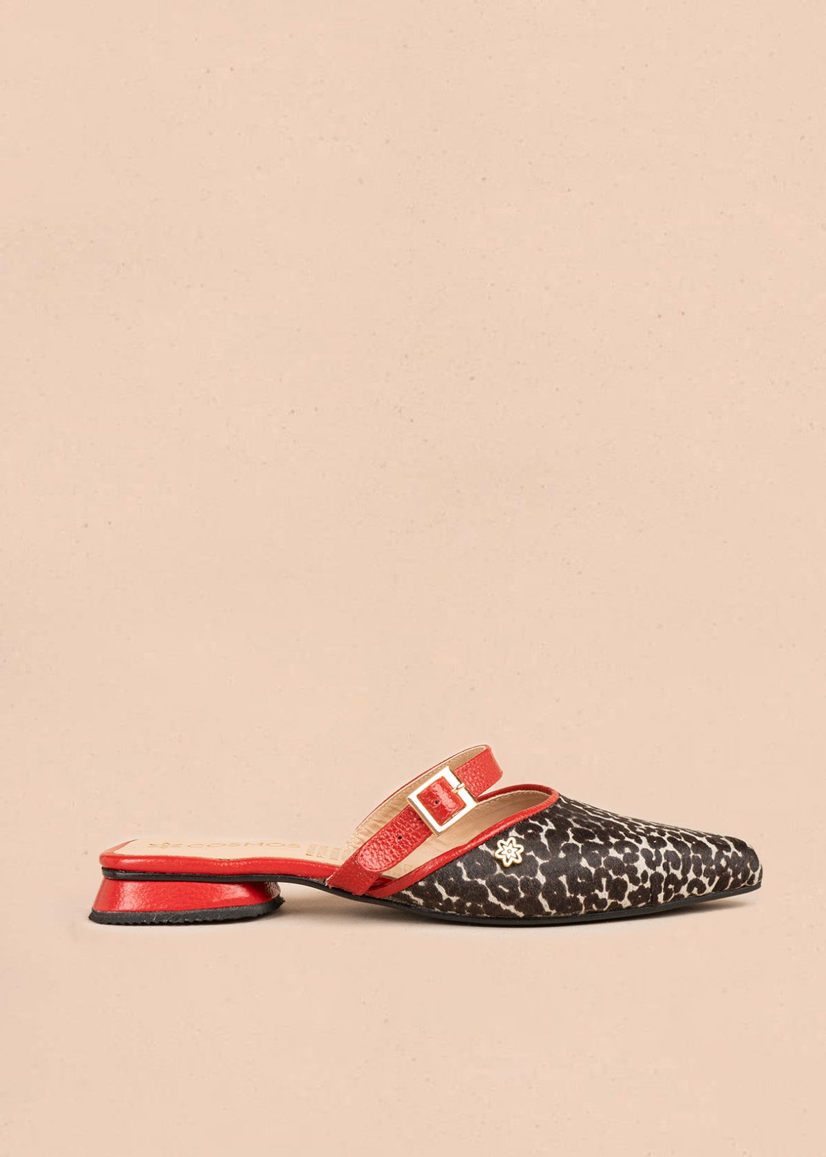 Zueco en cuero color rojo con estampado de leopardo y hebilla dorada 107118