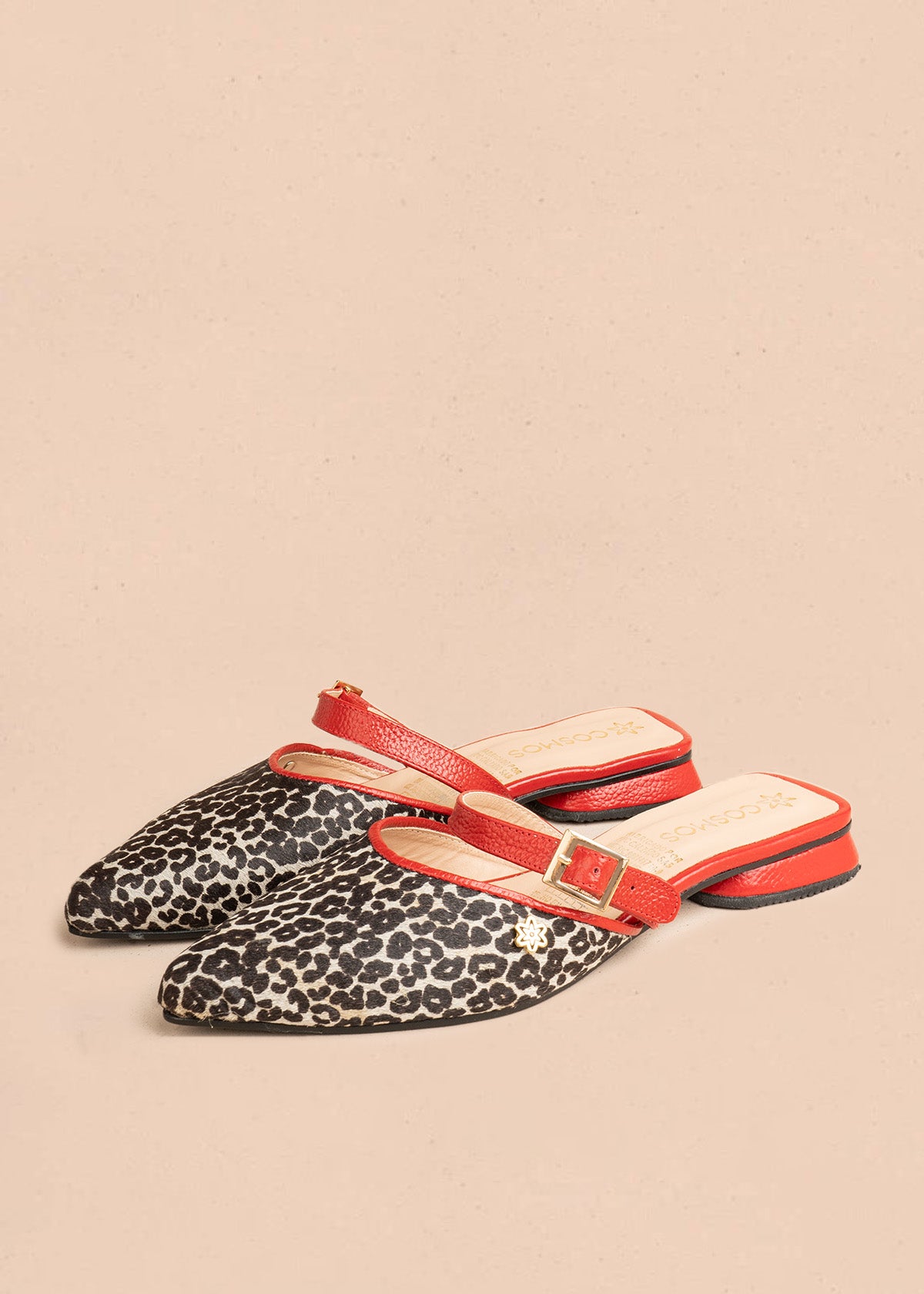Zueco en cuero color rojo con estampado de leopardo y hebilla dorada 107118