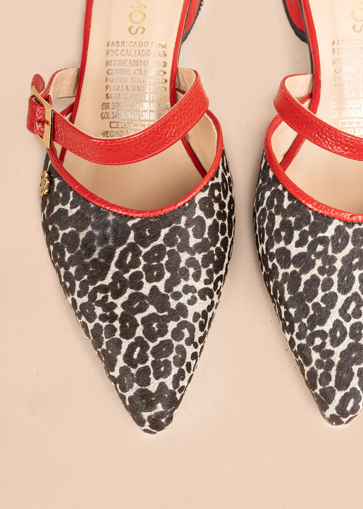 Zueco en cuero color rojo con estampado de leopardo y hebilla dorada 107118