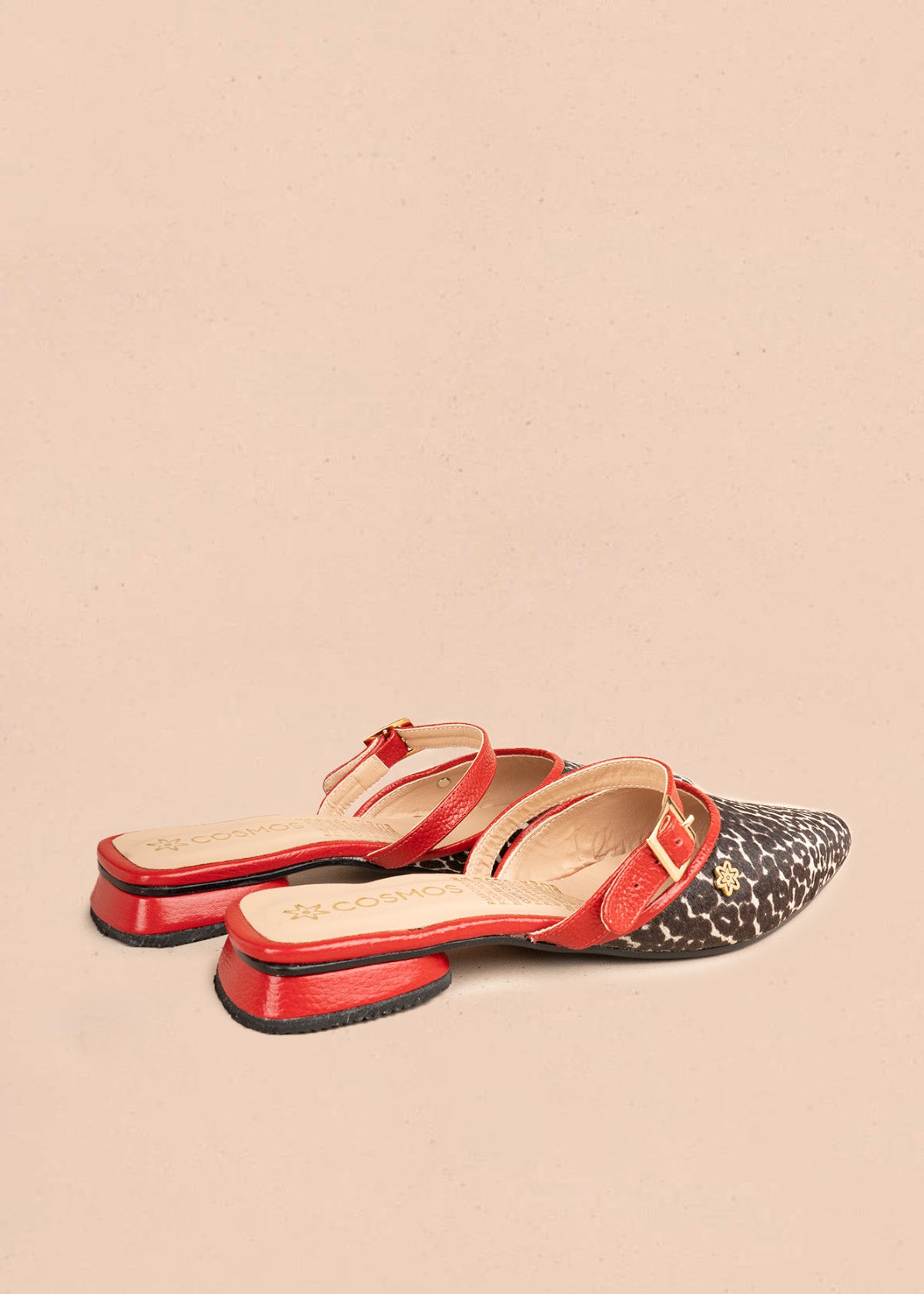 Zueco en cuero color rojo con estampado de leopardo y hebilla dorada 107118