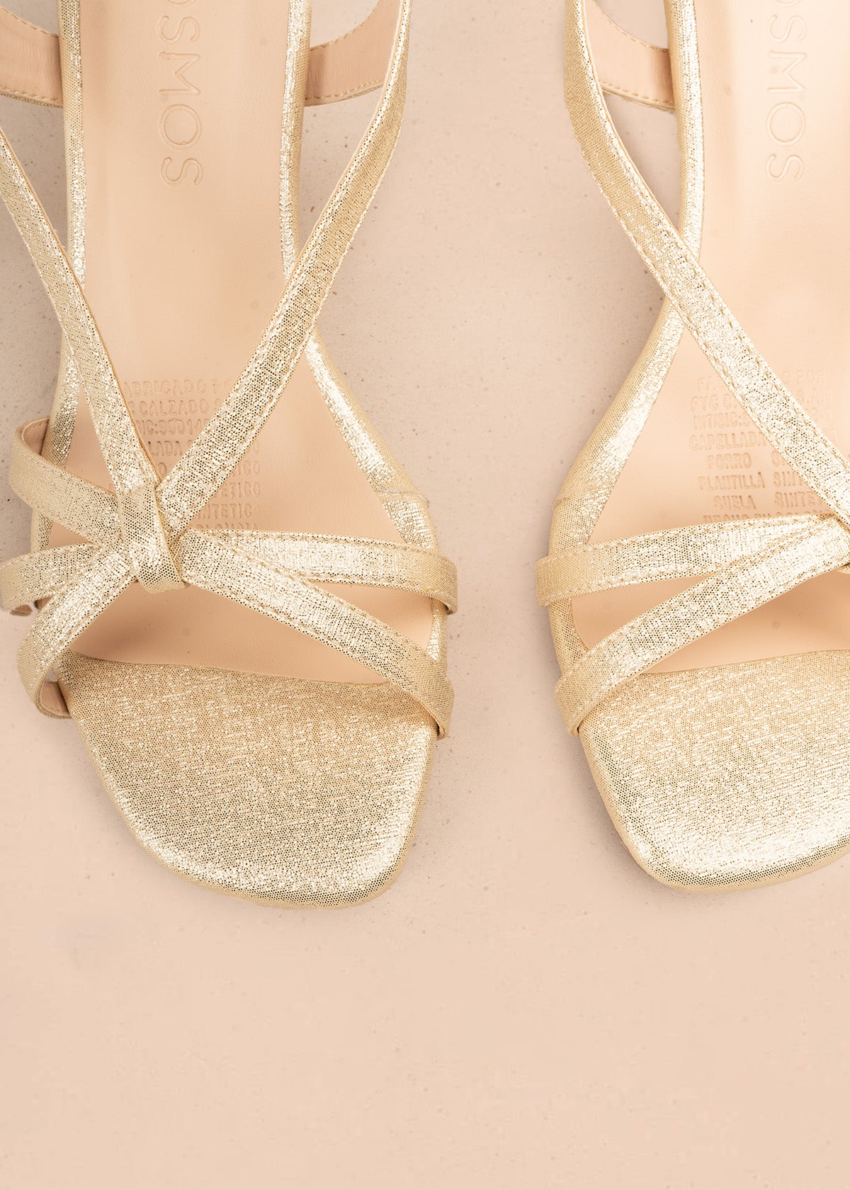 Tacones color champaña con tiras cruzadas y tacón fino 107150