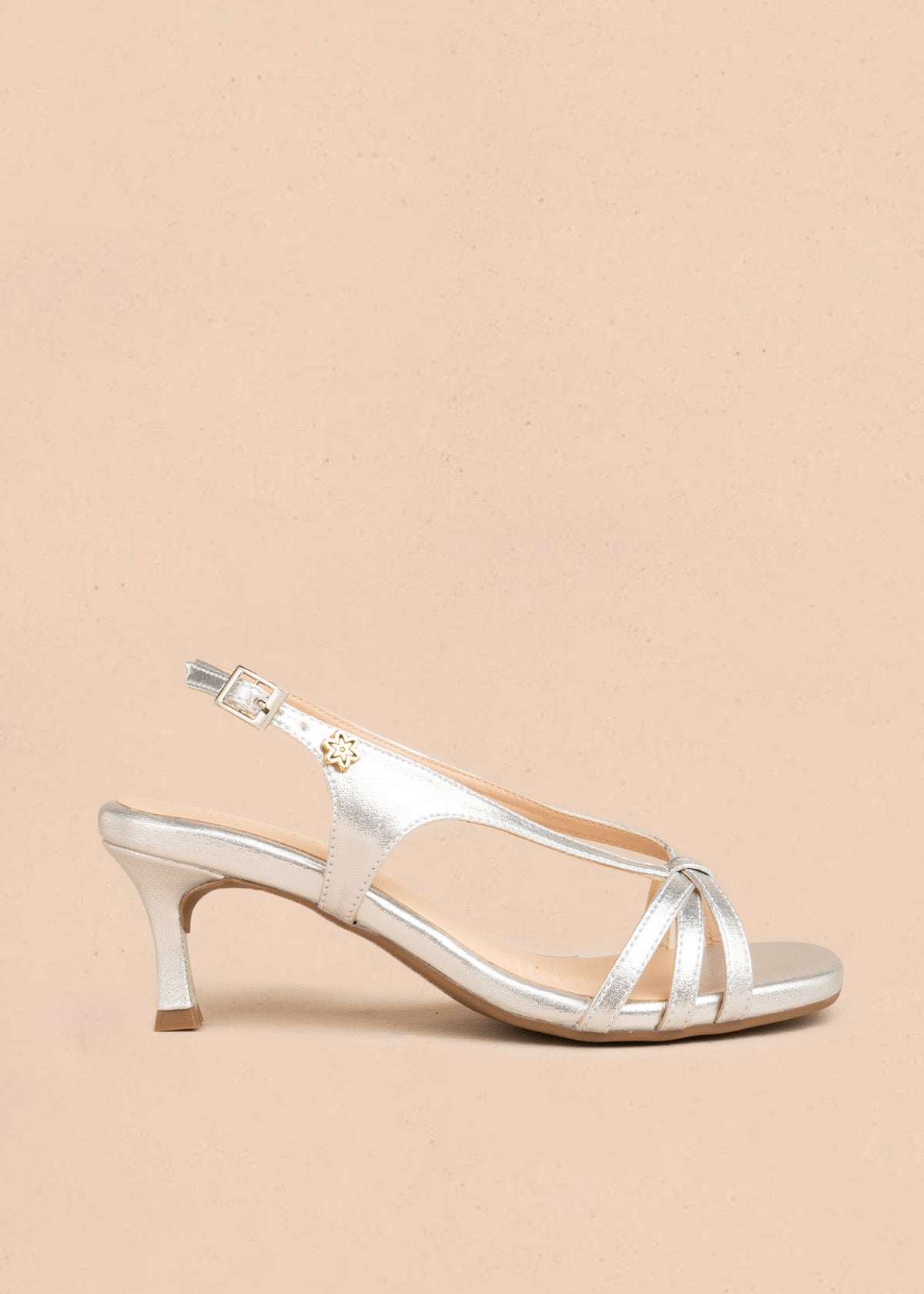 Tacones color plata con tiras cruzadas y tacón fino 107150