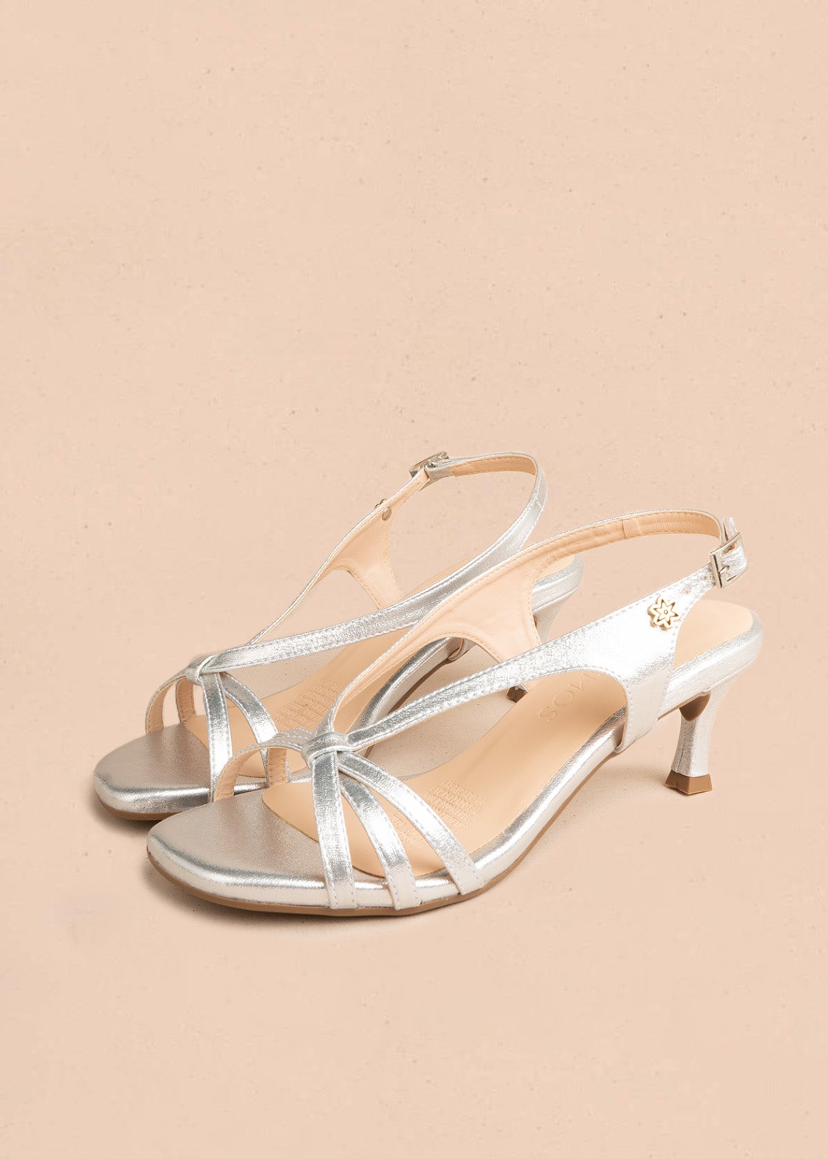 Tacones color plata con tiras cruzadas y tacón fino 107150