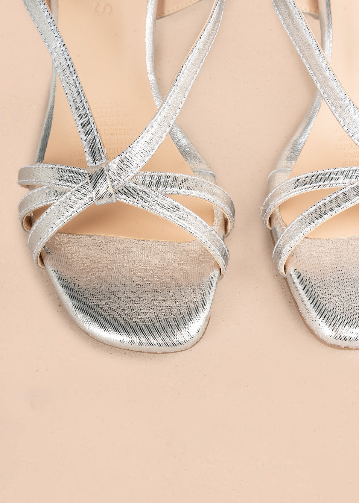 Tacones color plata con tiras cruzadas y tacón fino 107150