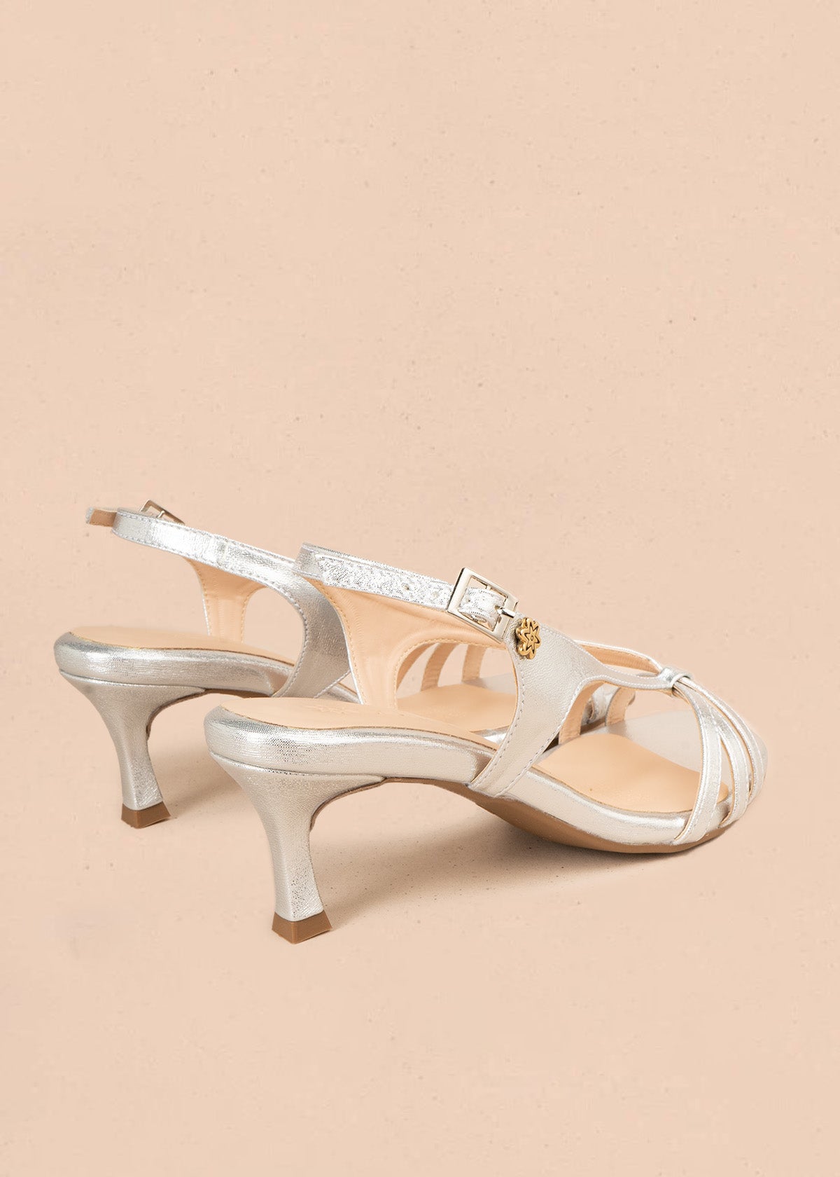 Tacones color plata con tiras cruzadas y tacón fino 107150