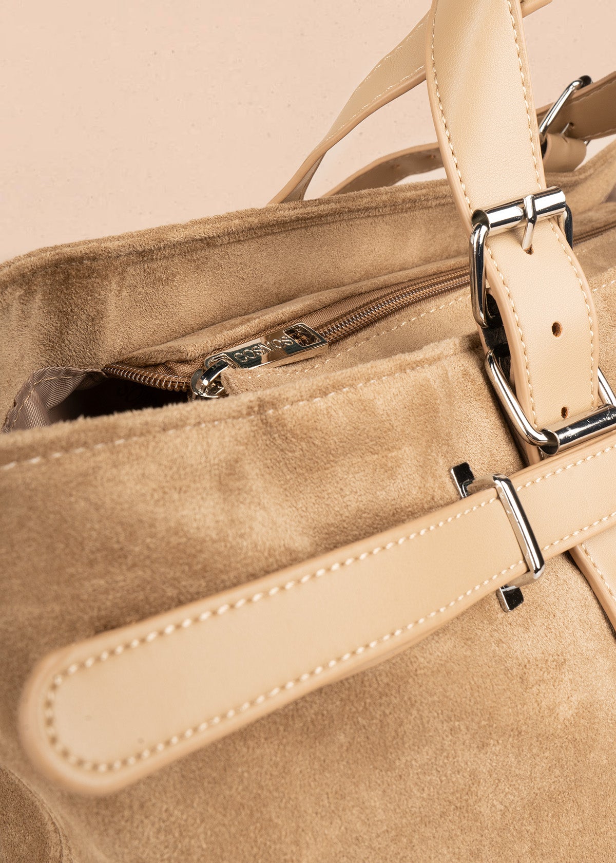 Cartera color arena con correas y hebillas plateadas 107157