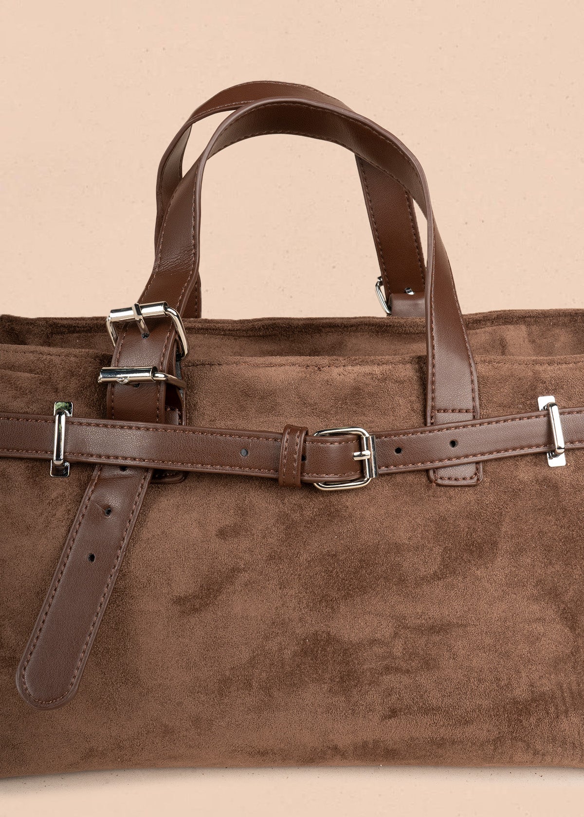 Cartera color café con correas y hebillas plateadas 107157