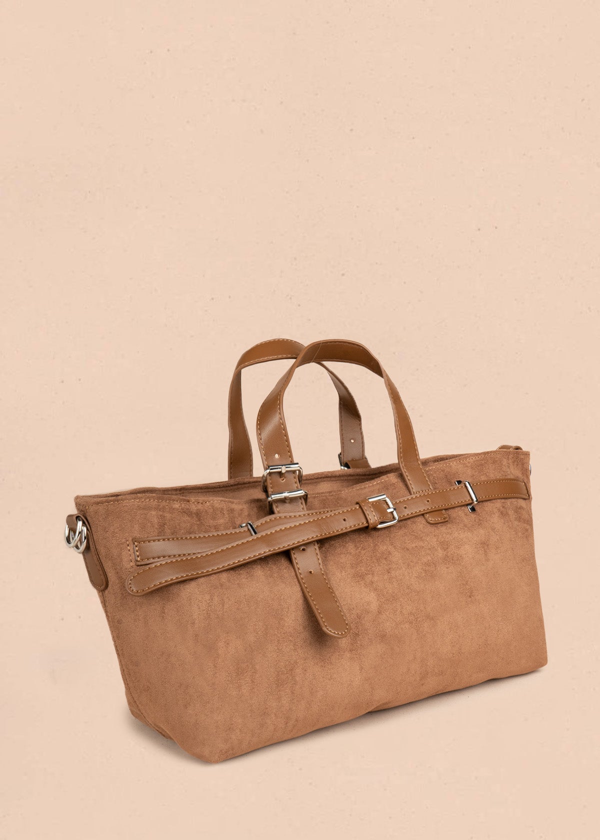 Cartera color miel con correas y hebillas plateadas 107157