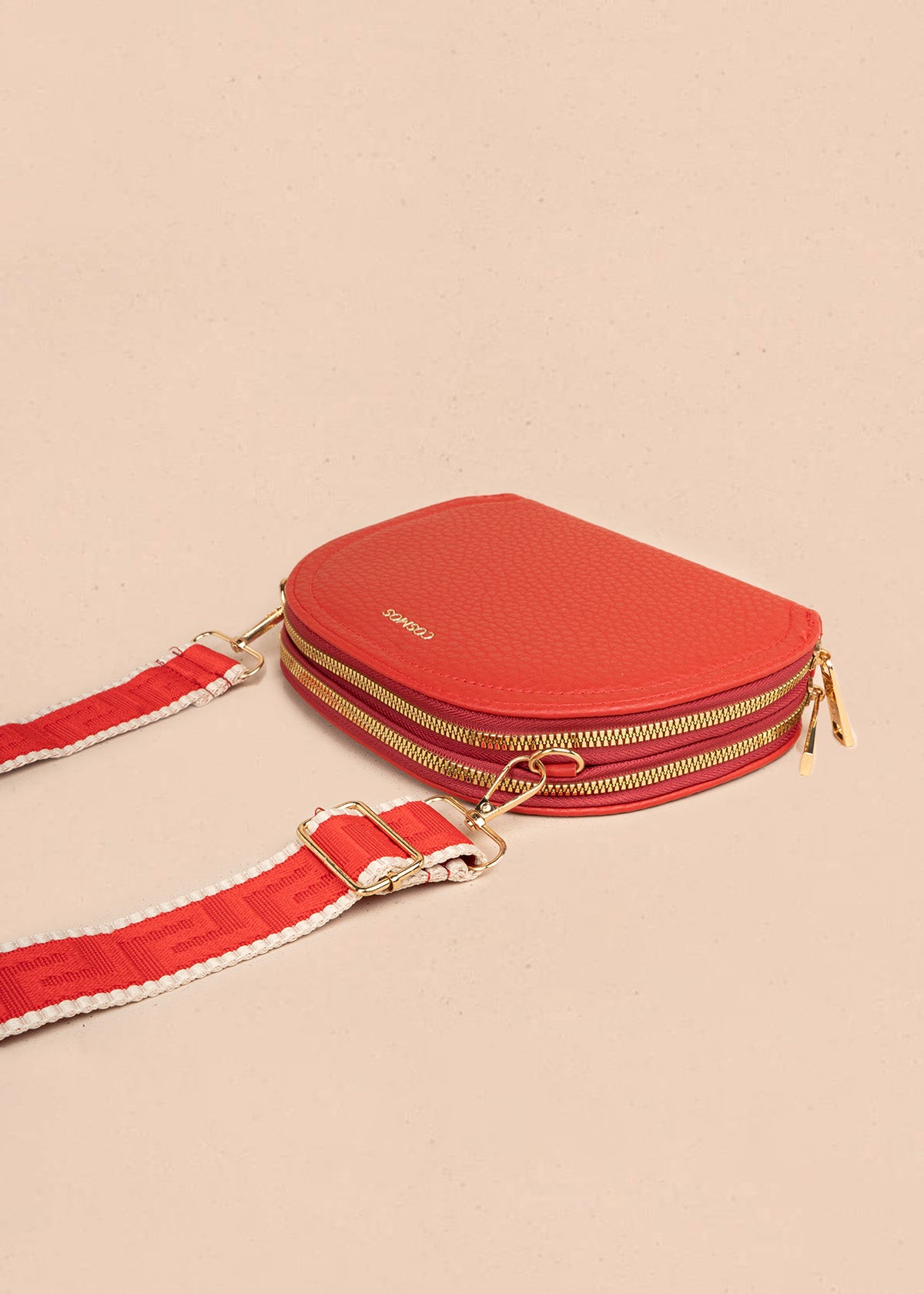 Porta-celular color rojo con doble cremallera y correa ancha 107168