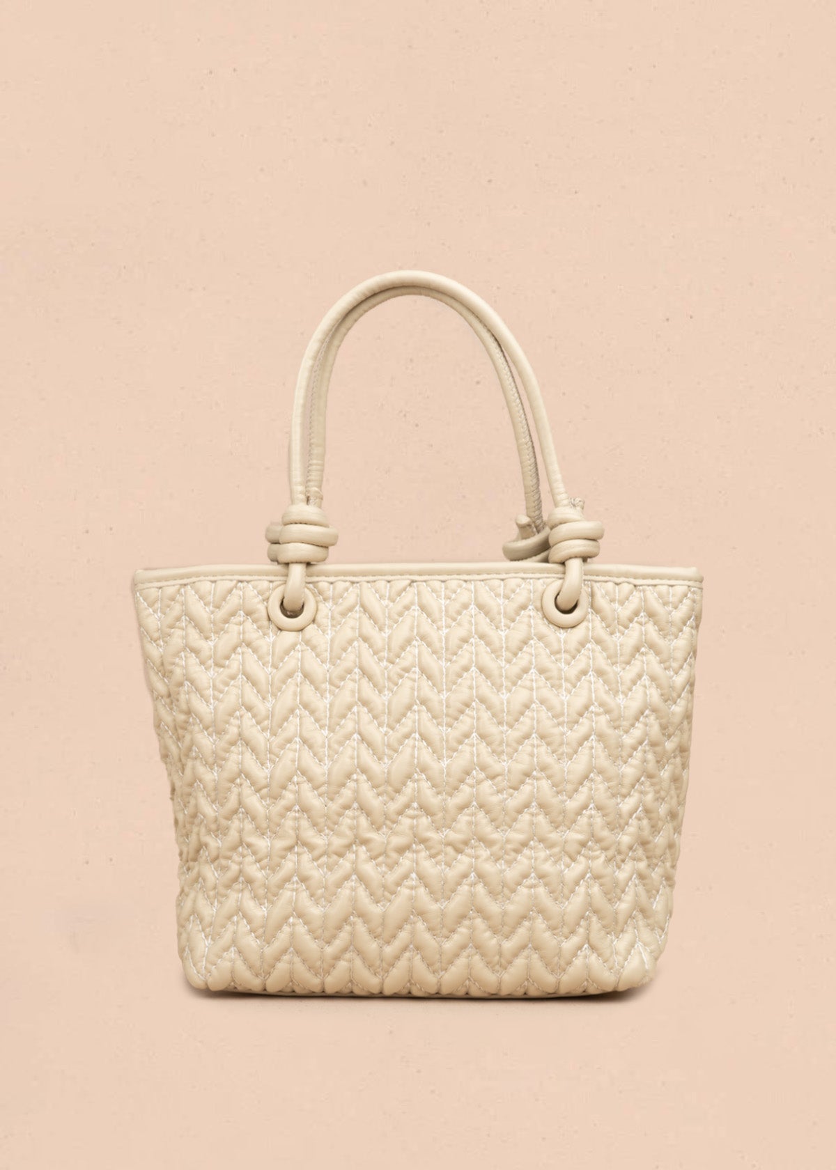 Cartera color beige tipo tote con textura trenzada y correa larga 107169