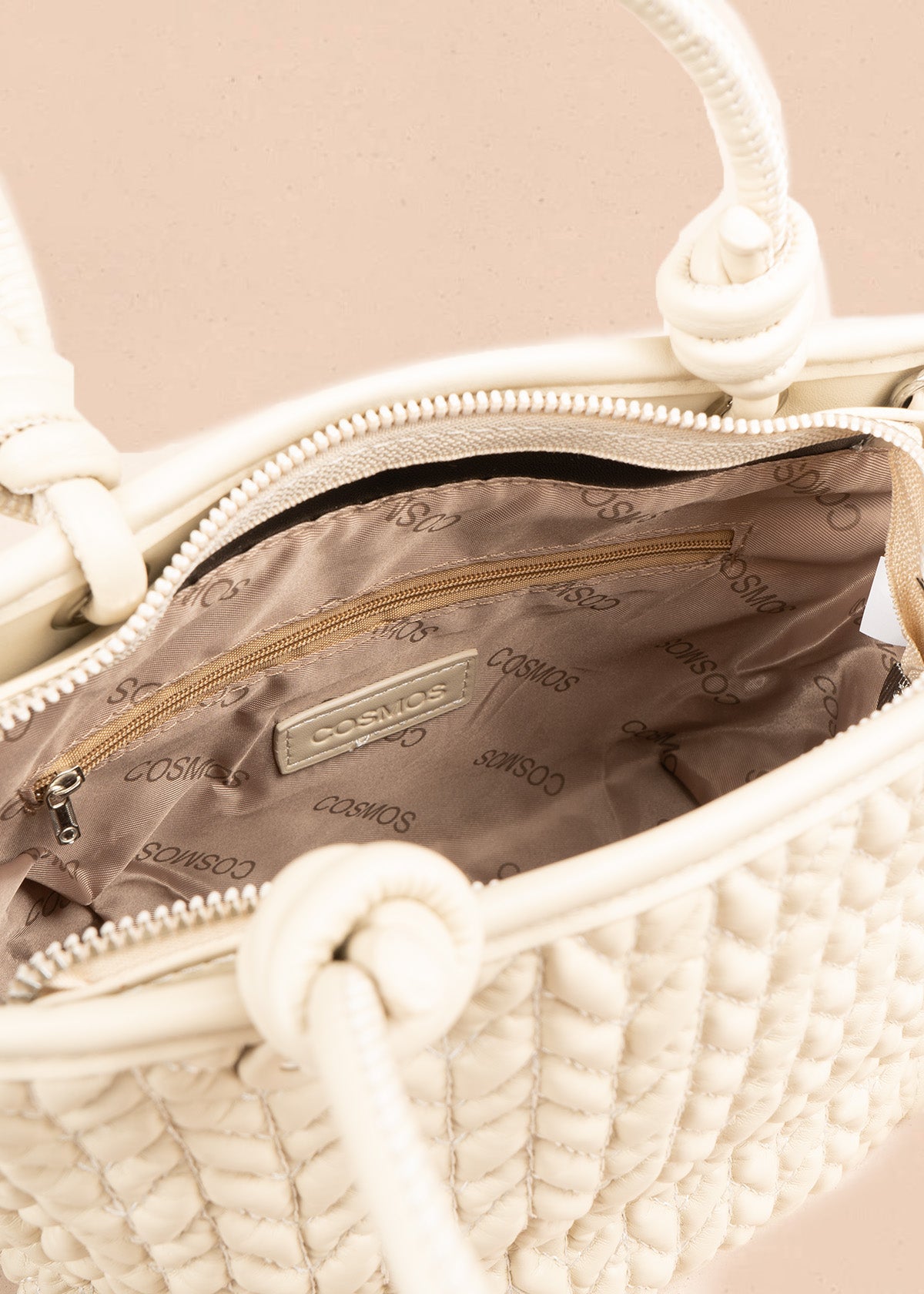 Cartera color beige tipo tote con textura trenzada y correa larga 107169