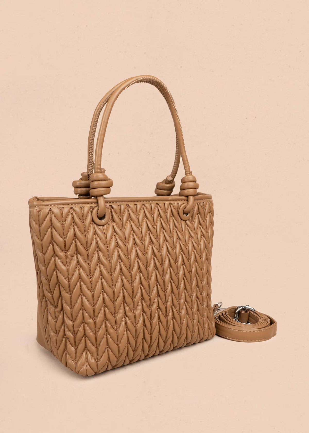 Cartera color café tipo tote con textura trenzada y correa larga 107169
