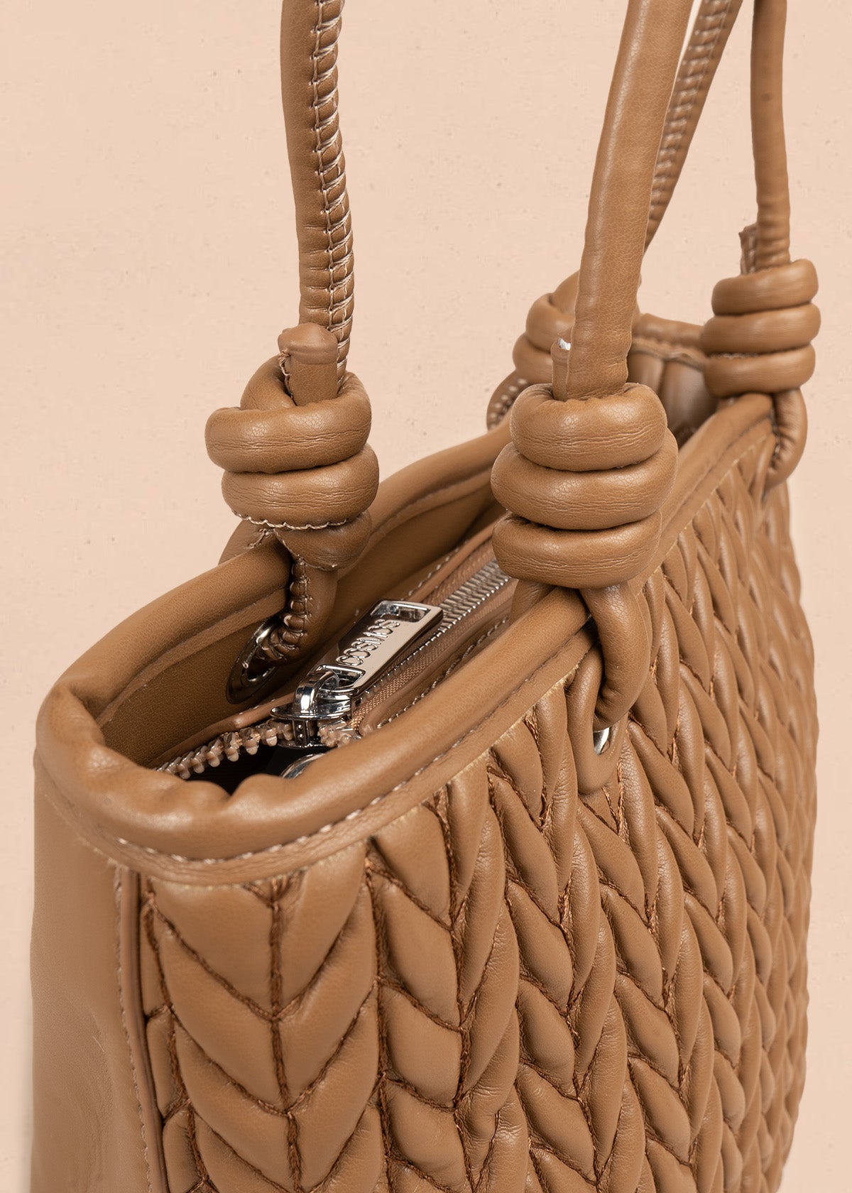 Cartera color café tipo tote con textura trenzada y correa larga 107169