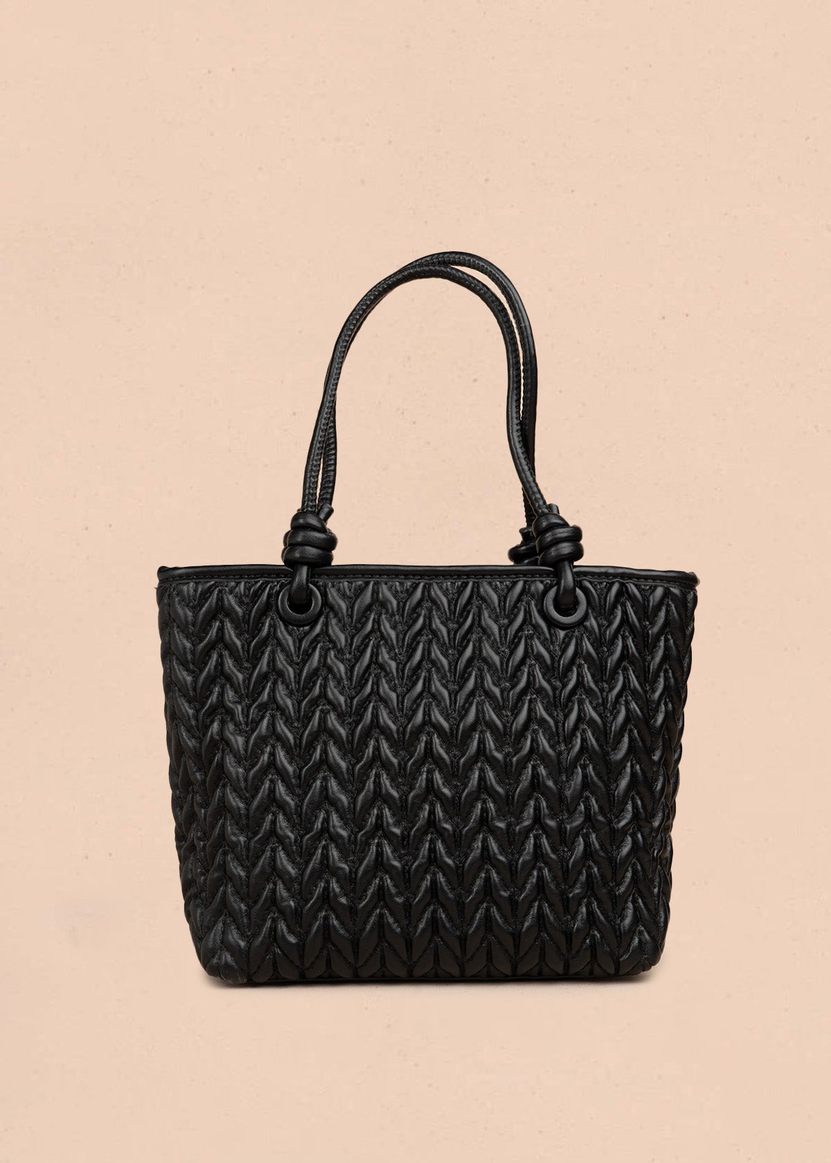 Cartera color negro tipo tote con textura trenzada y correa larga 107169