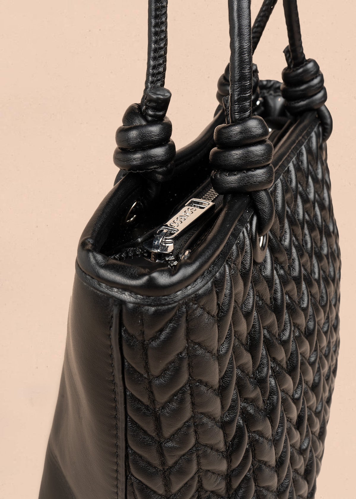 Cartera color negro tipo tote con textura trenzada y correa larga 107169