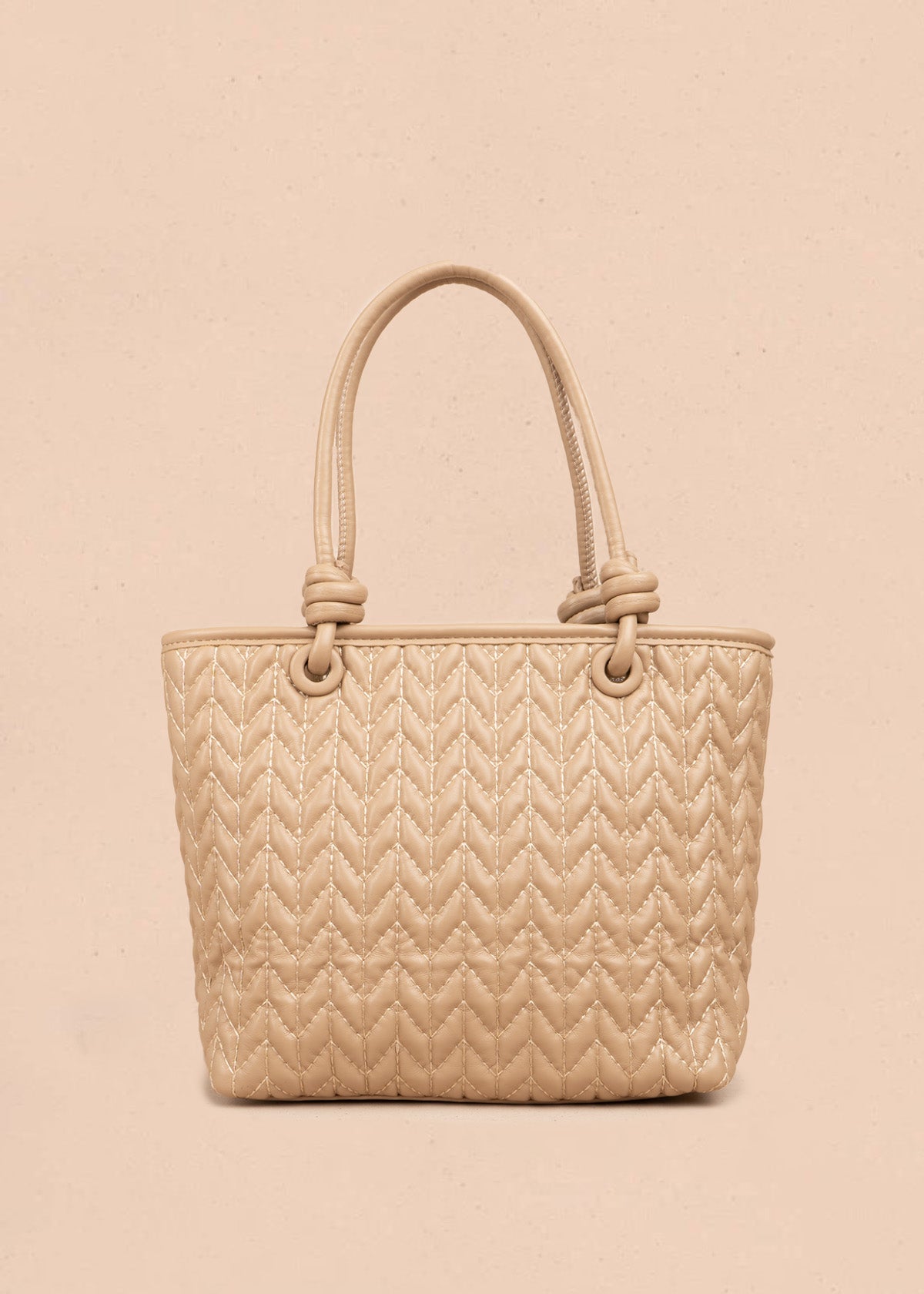 Cartera color taupe tipo tote con textura trenzada y correa larga 107169