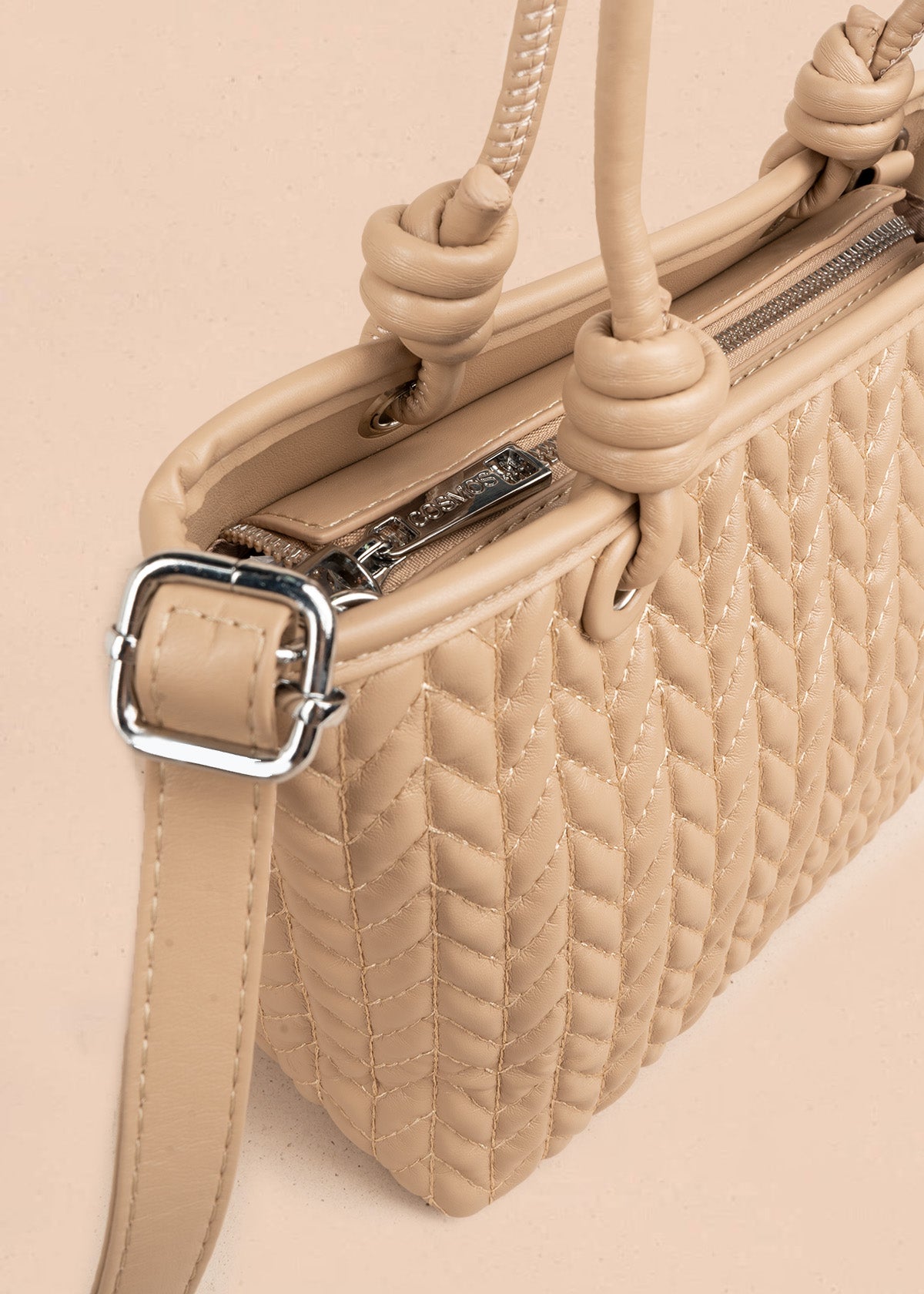 Cartera color taupe tipo tote con textura trenzada y correa larga 107169