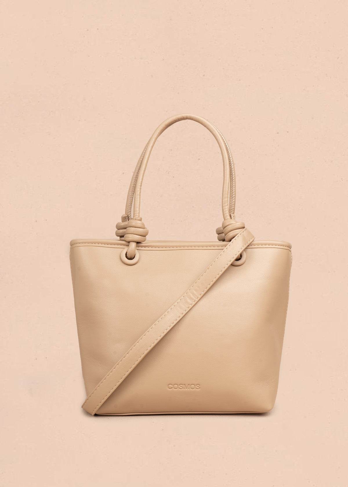 Cartera color taupe tipo tote con textura trenzada y correa larga 107169