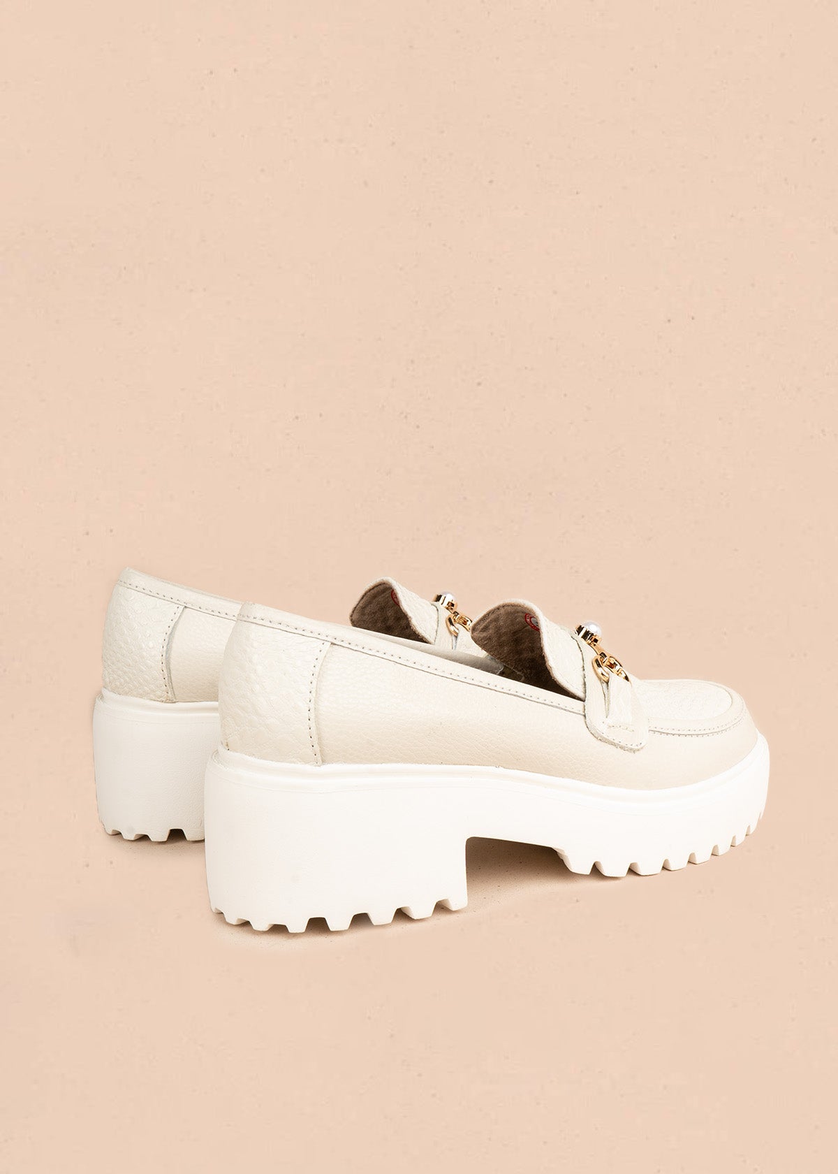 Mocasín en cuero color talco con textura de serpiente y herraje con perla 107174