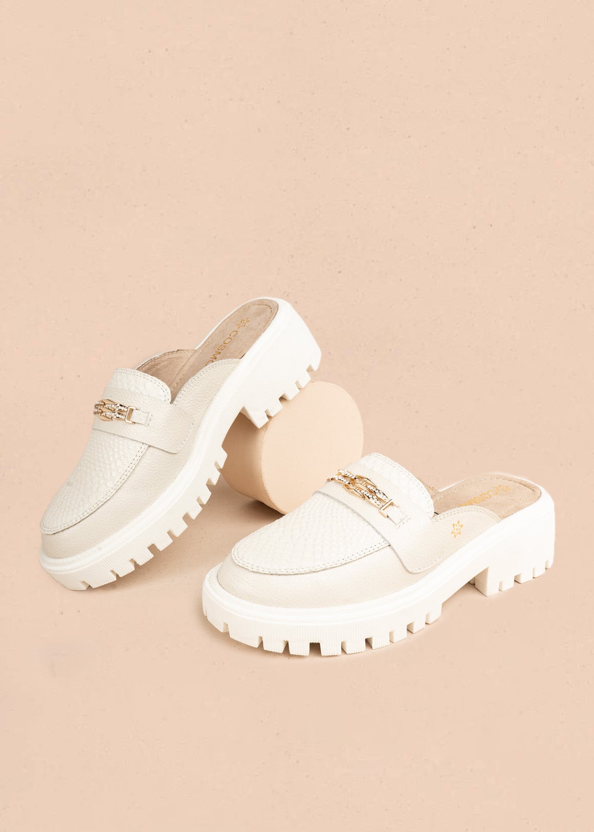 Zueco en cuero color talco con textura de serpiente y herraje con brillos 107175