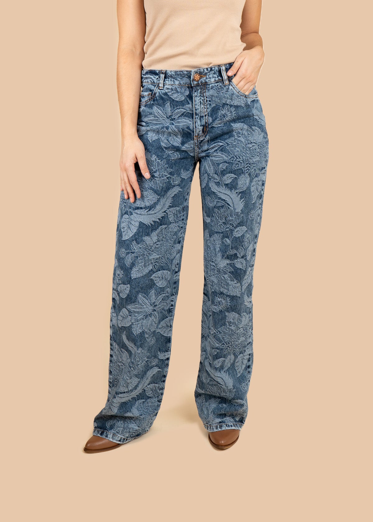 Jean azul estampado floral de corte recto 107203