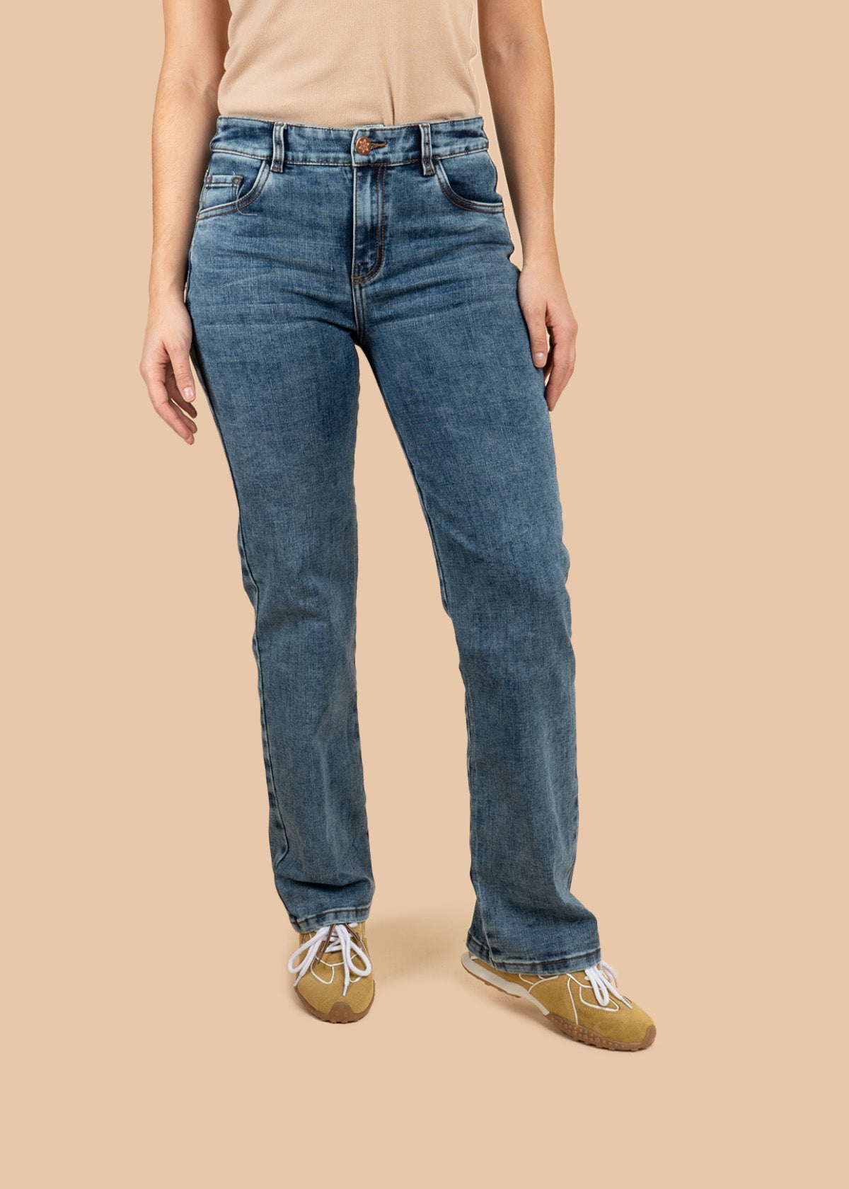Jean azul oscuro de bota recta tiro alto 107205