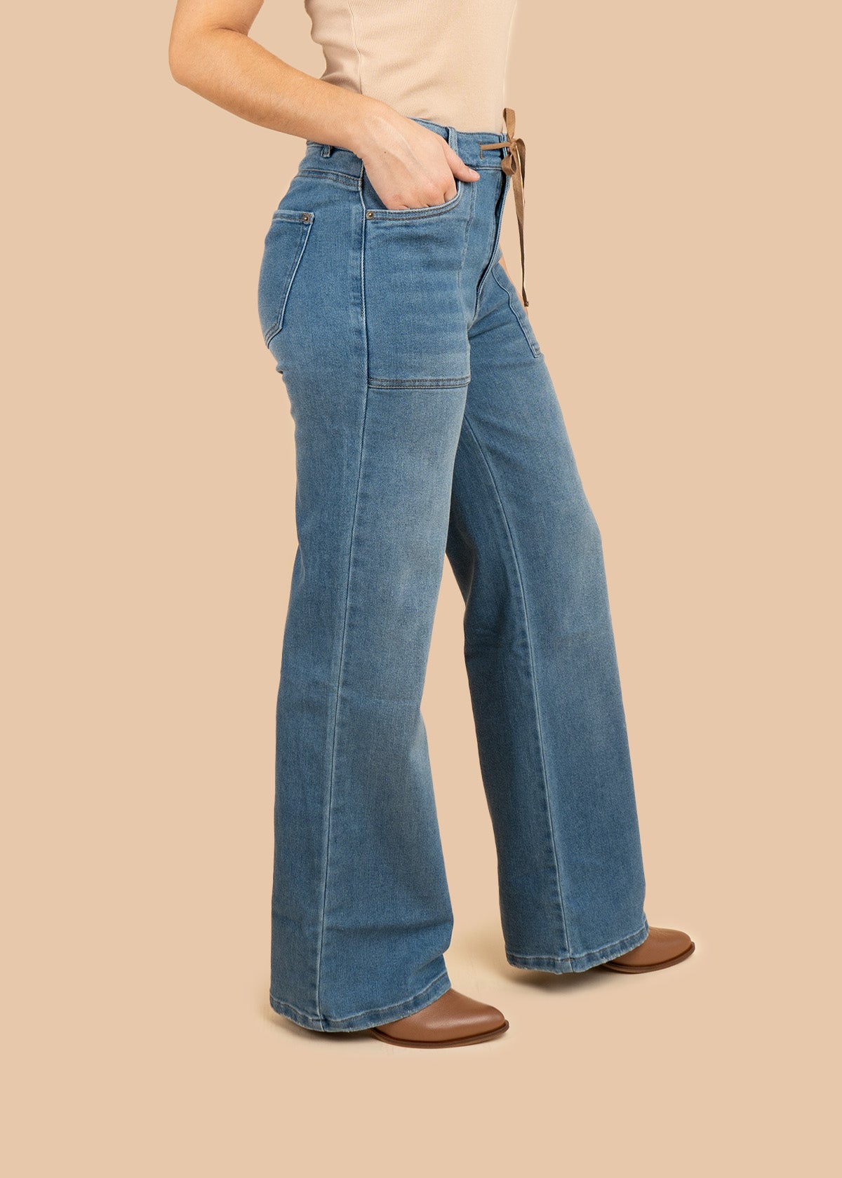 Jean color azul wide leg con cordón café en la cintura 107207