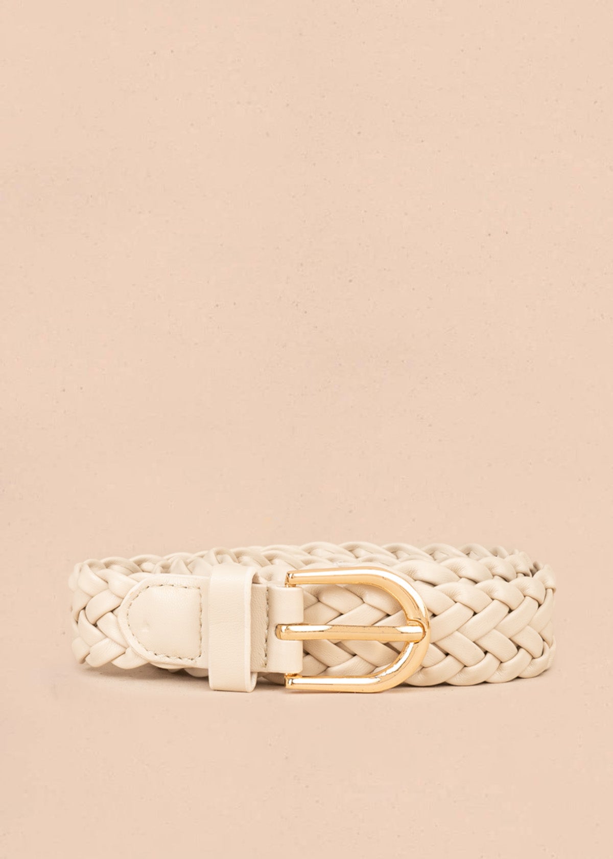 Cinturón tejido trenzado color beige con hebilla semi redonda dorada 107285