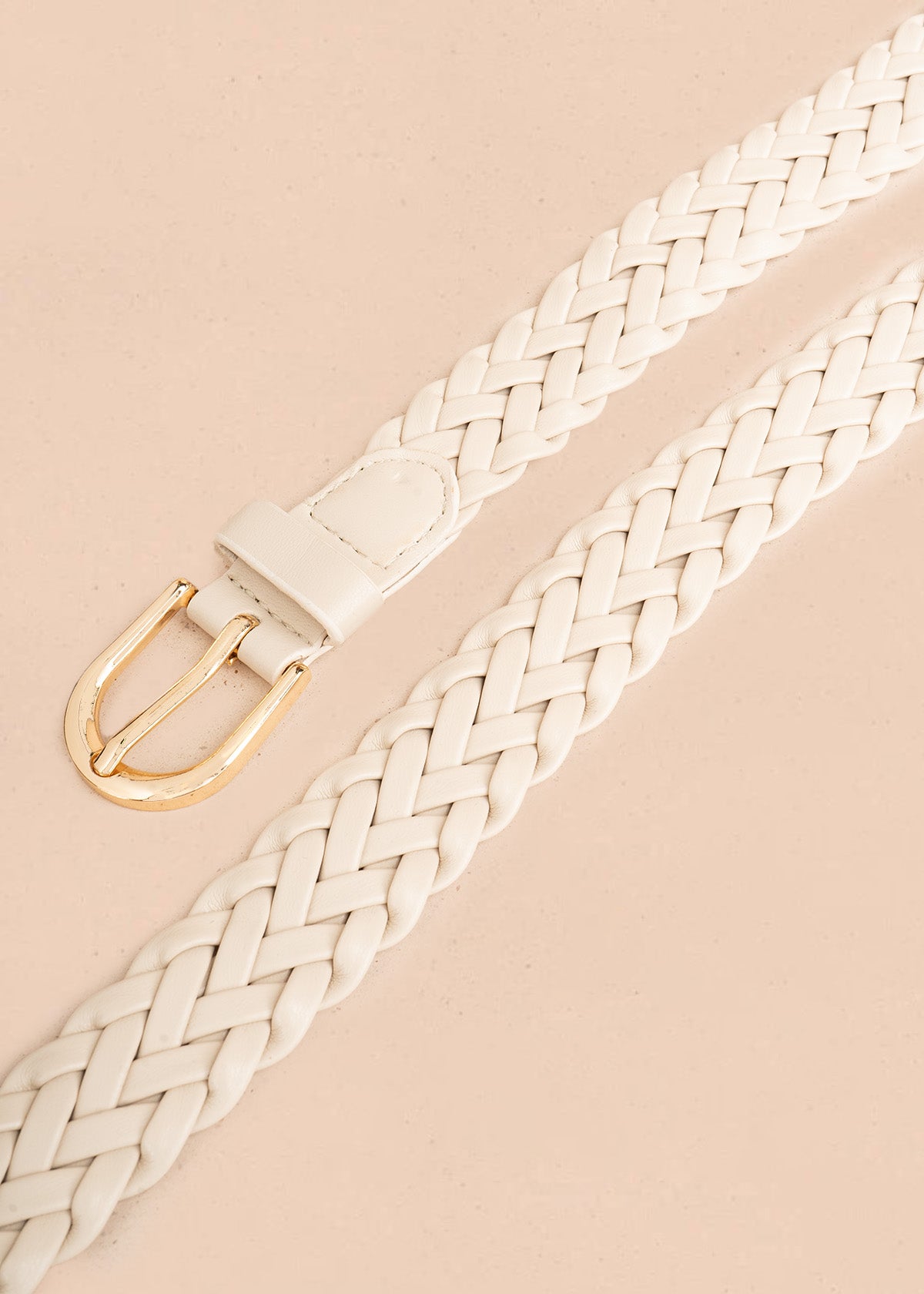Cinturón tejido trenzado color beige con hebilla semi redonda dorada 107285