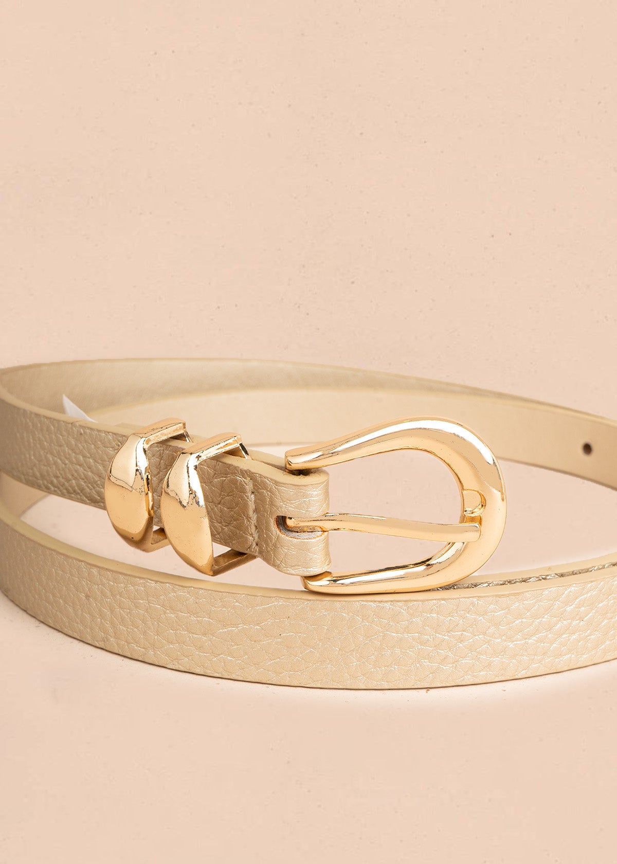 Cinturón clásico con doble pasador color dorado 107287