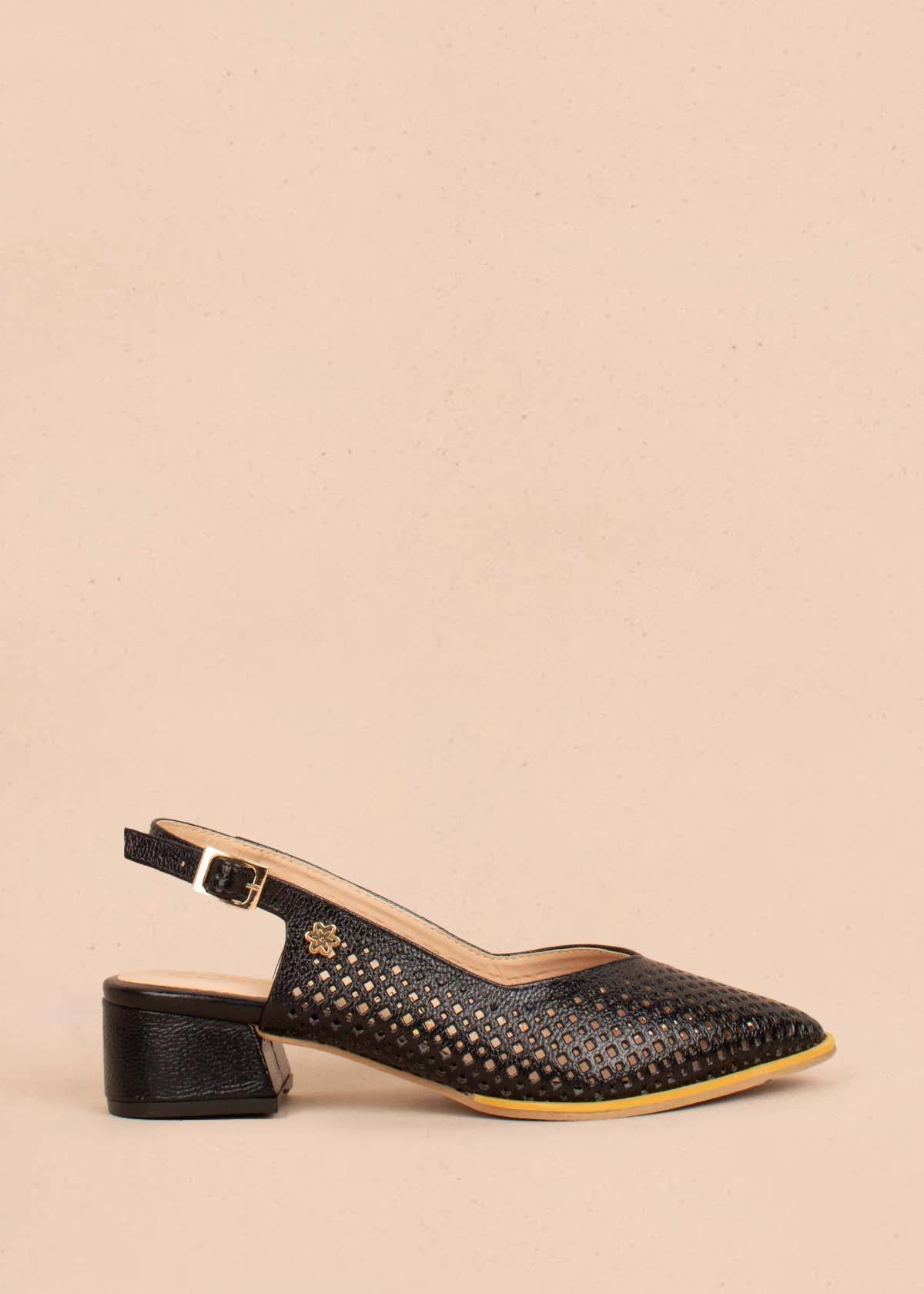 Tacones trabilla en cuero color negro con perforaciones 101420