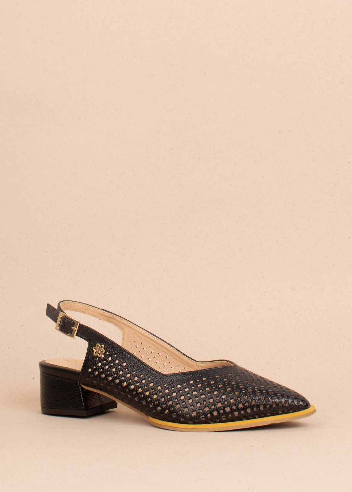 Tacones trabilla en cuero color negro con perforaciones 101420