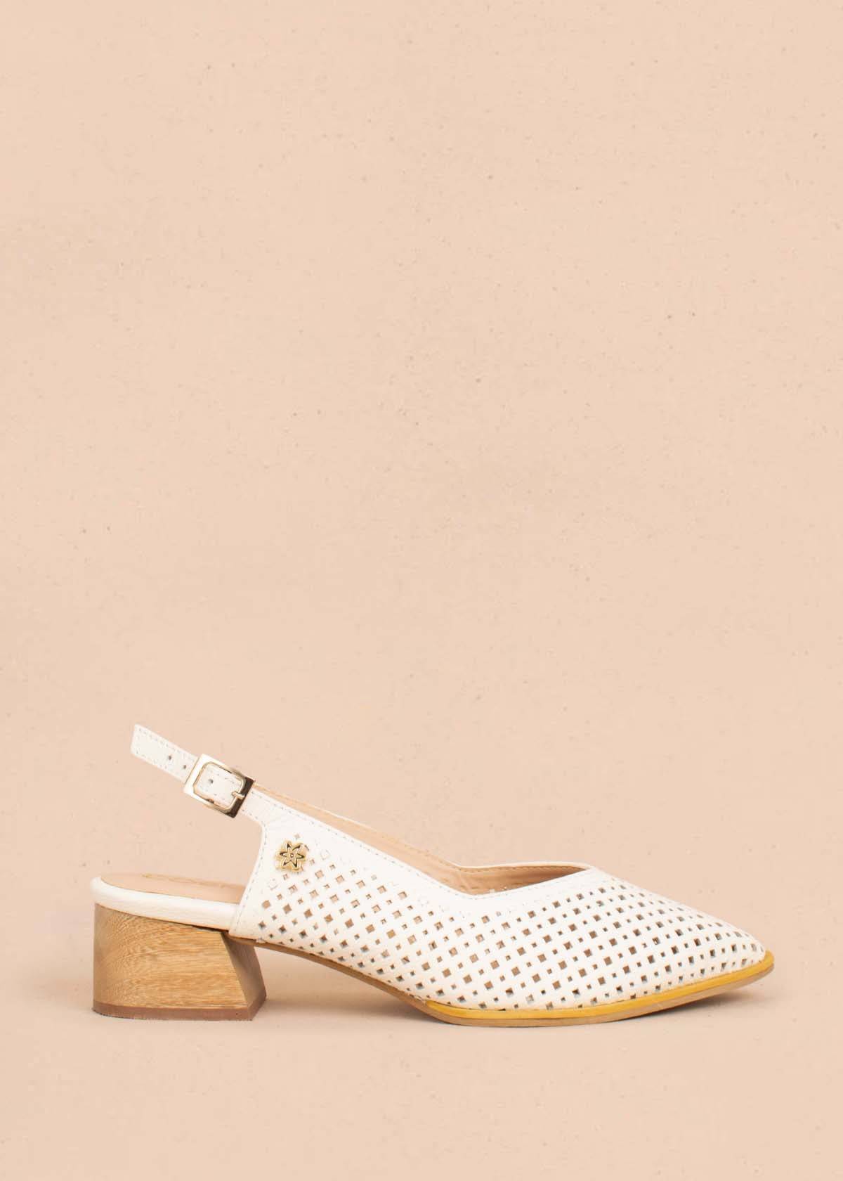 Tacones trabilla en cuero color talco con perforaciones 101420