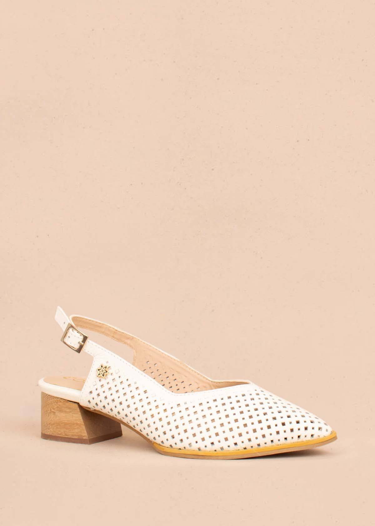 Tacones trabilla en cuero color talco con perforaciones 101420
