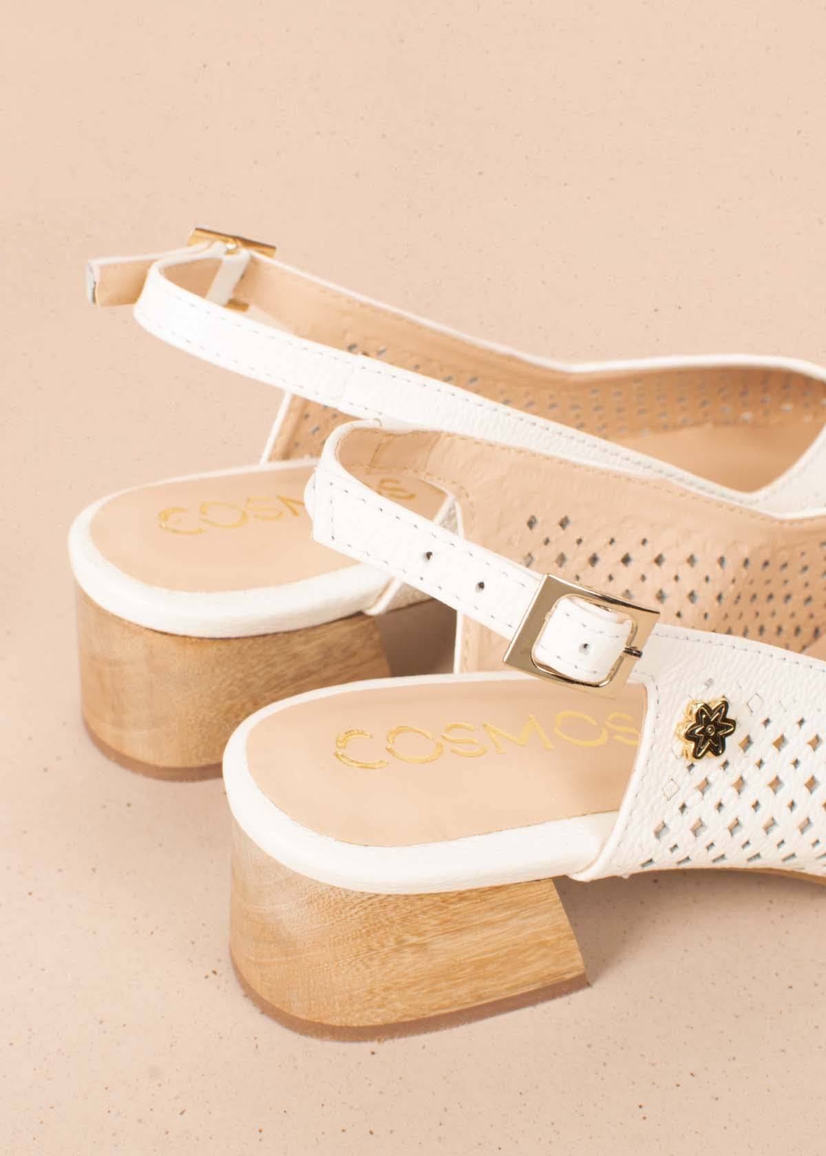 Tacones trabilla en cuero color talco con perforaciones 101420